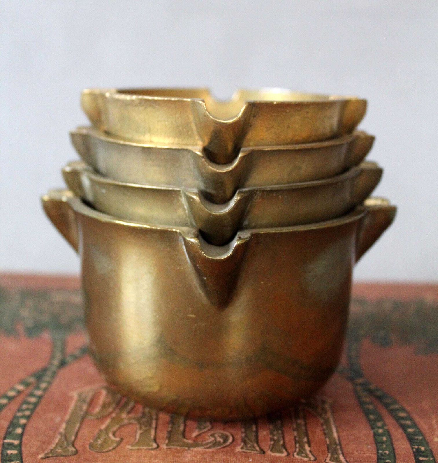Set Van 4 Vintage Bronzen Nestende Schalen, Asbakken, Vijzelkommen, Maatschalen, Zwaar Gegoten Brons, Genummerd 7 6 5 4, Keuken/Apotheek photo furniture