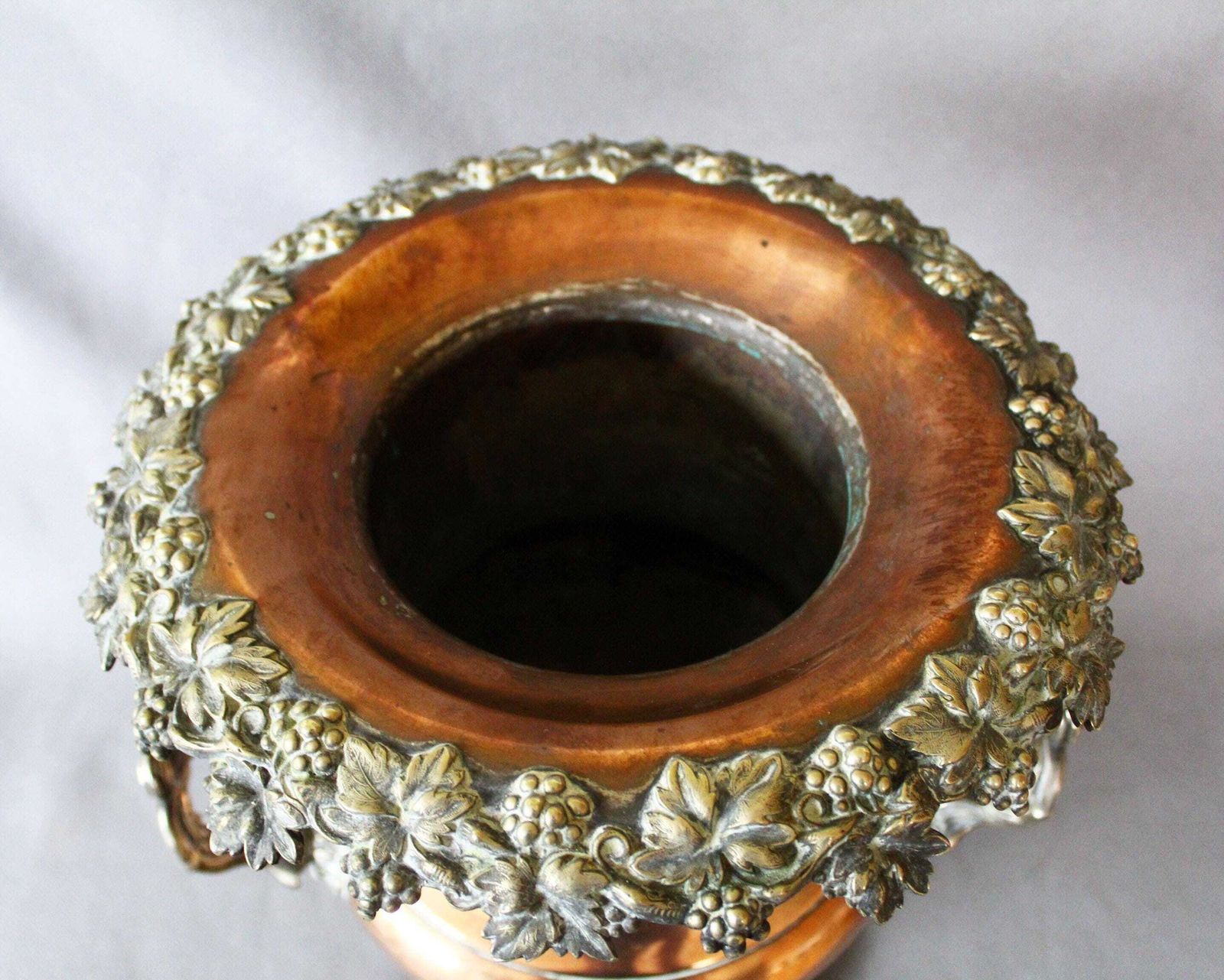 Vintage Grote En Zware Champagnekoeler, Urnvorm, Wijnkoeler / Ijsemmer, Sierlijk Bacchus Druivenrankmotief, Koperkleur Op Zilverkleur photo for sale