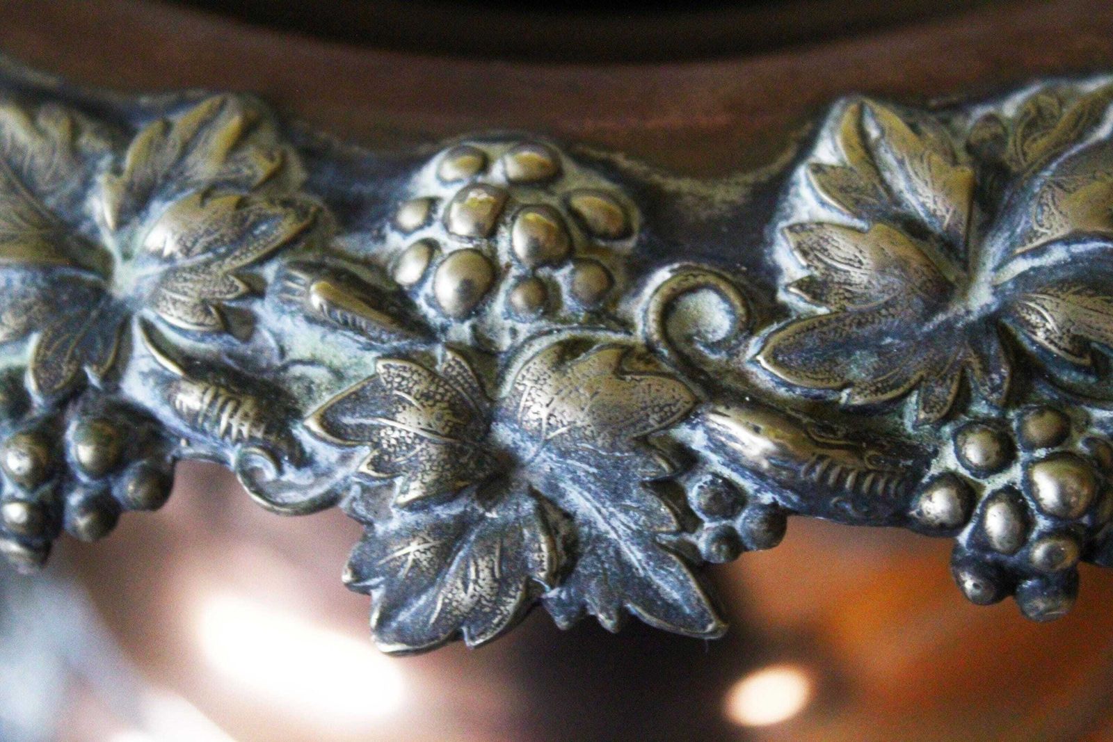 Vintage Grote En Zware Champagnekoeler, Urnvorm, Wijnkoeler / Ijsemmer, Sierlijk Bacchus Druivenrankmotief, Koperkleur Op Zilverkleur photo Woonaccessoires