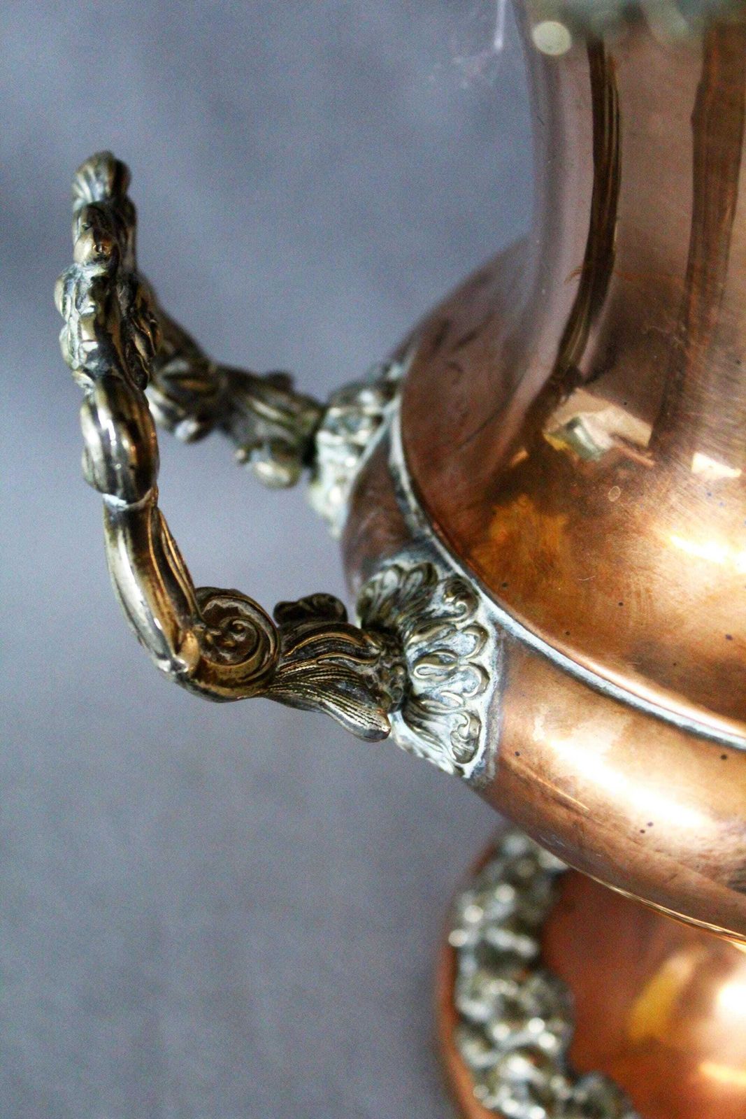 Vintage Grote En Zware Champagnekoeler, Urnvorm, Wijnkoeler / Ijsemmer, Sierlijk Bacchus Druivenrankmotief, Koperkleur Op Zilverkleur photo buy