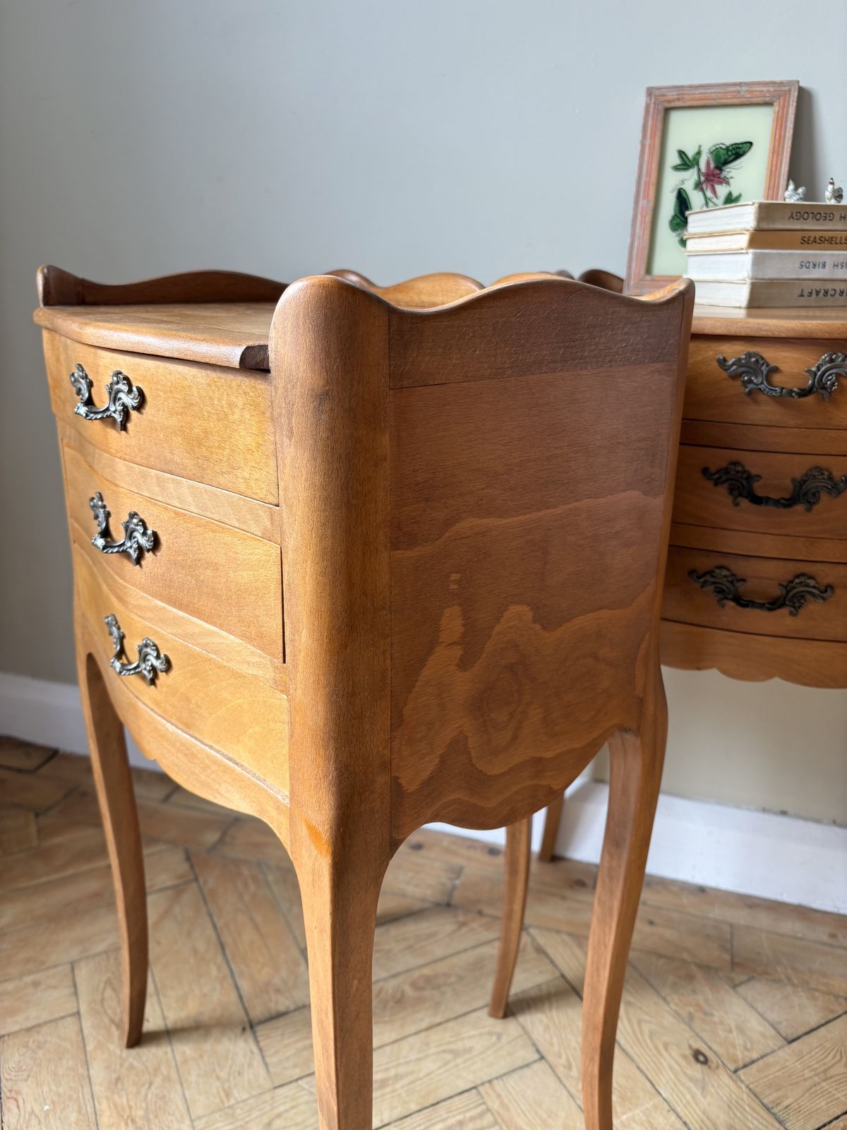 photo vinterior Antique French  Louis XV Pair Of Bedside Tables