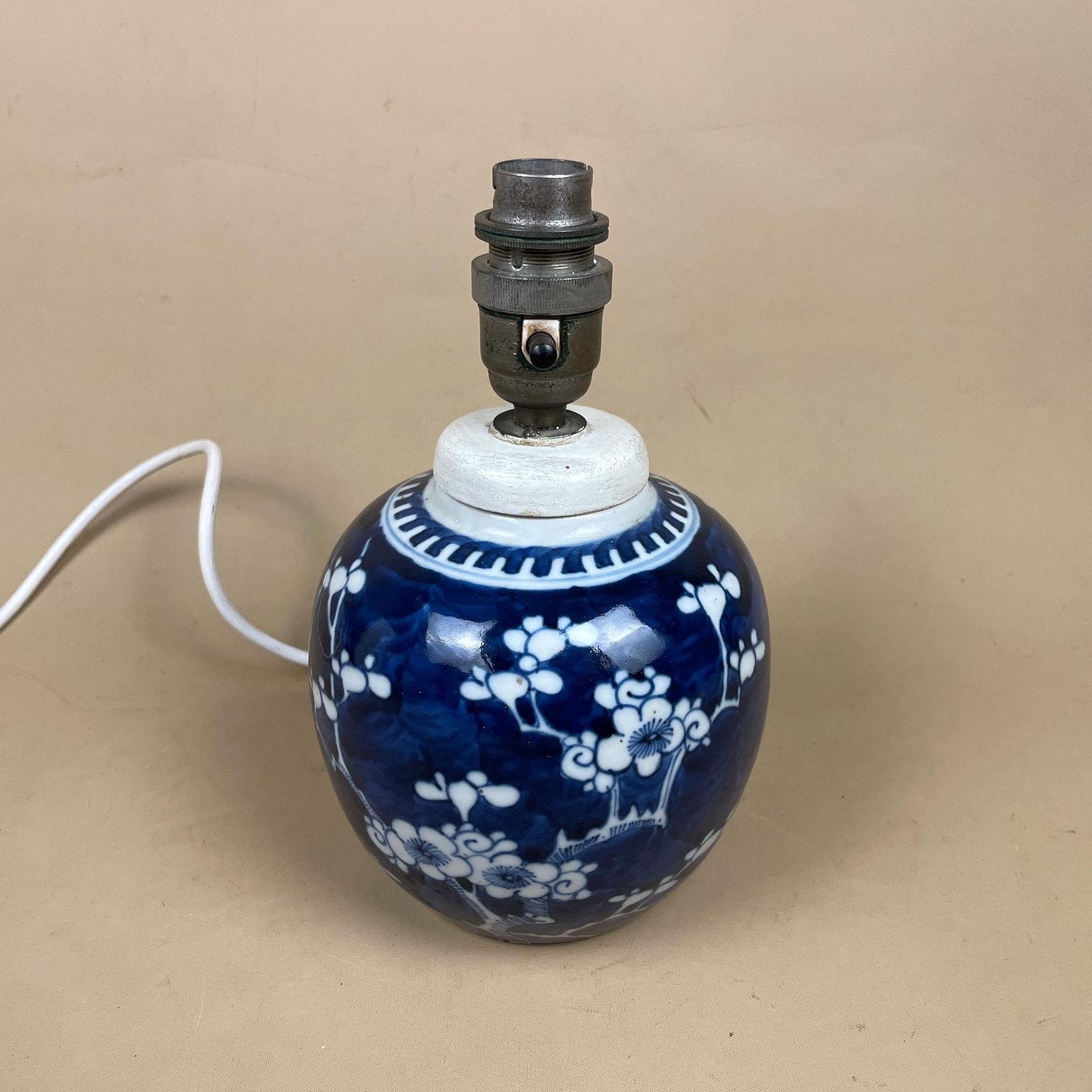 Oriental Ceramic Lamp Light Bedside Table Hand Painted Floral Prunus Design Pattern Chinese Ginger Jar Vase Blue White Antique Round photo vinterior