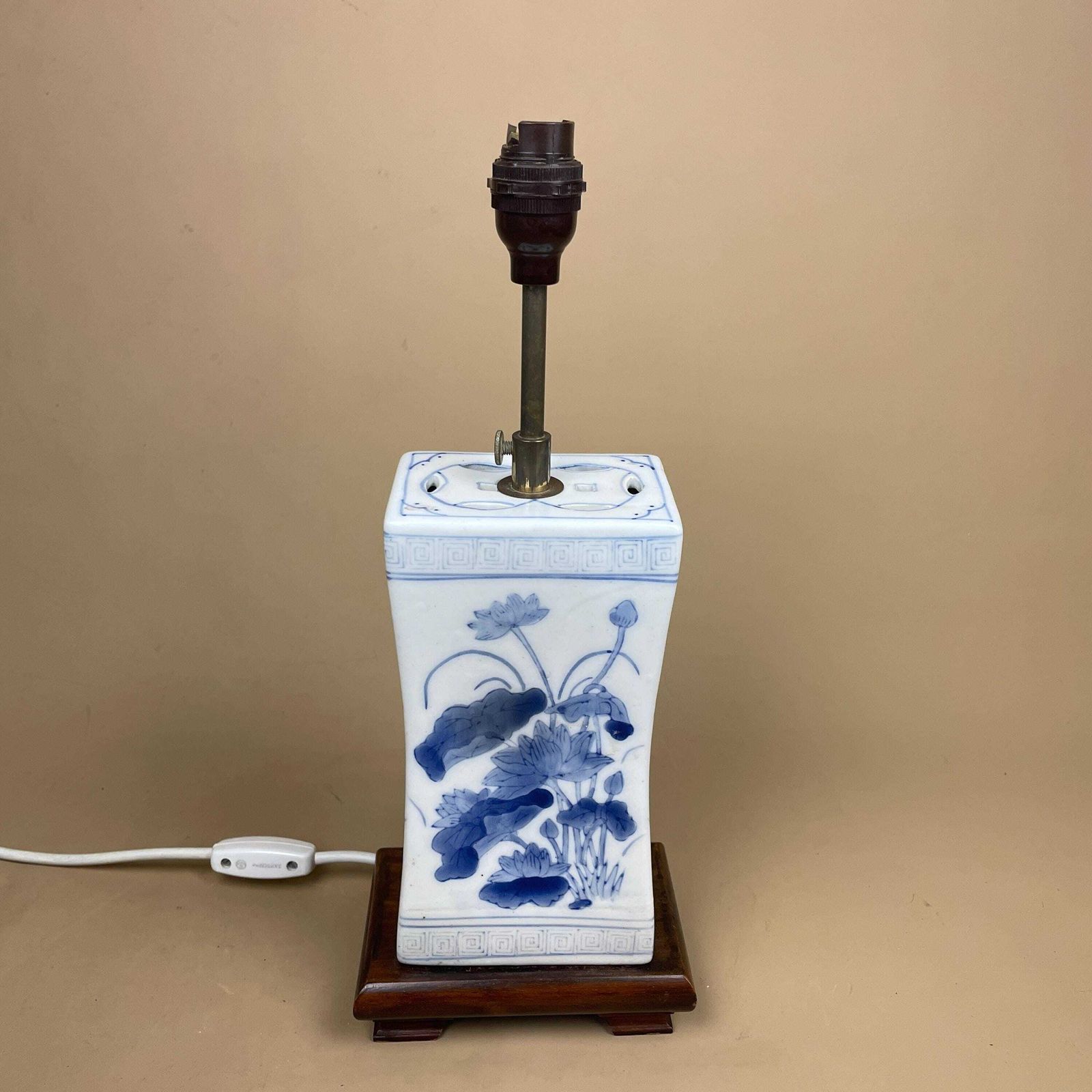 Oriental Ceramic Lamp Light Bedside Table Hand Painted Floral Design Pattern Wood Base Chinese Vase White Blue Antique Gold Metal Cushion photo furniture