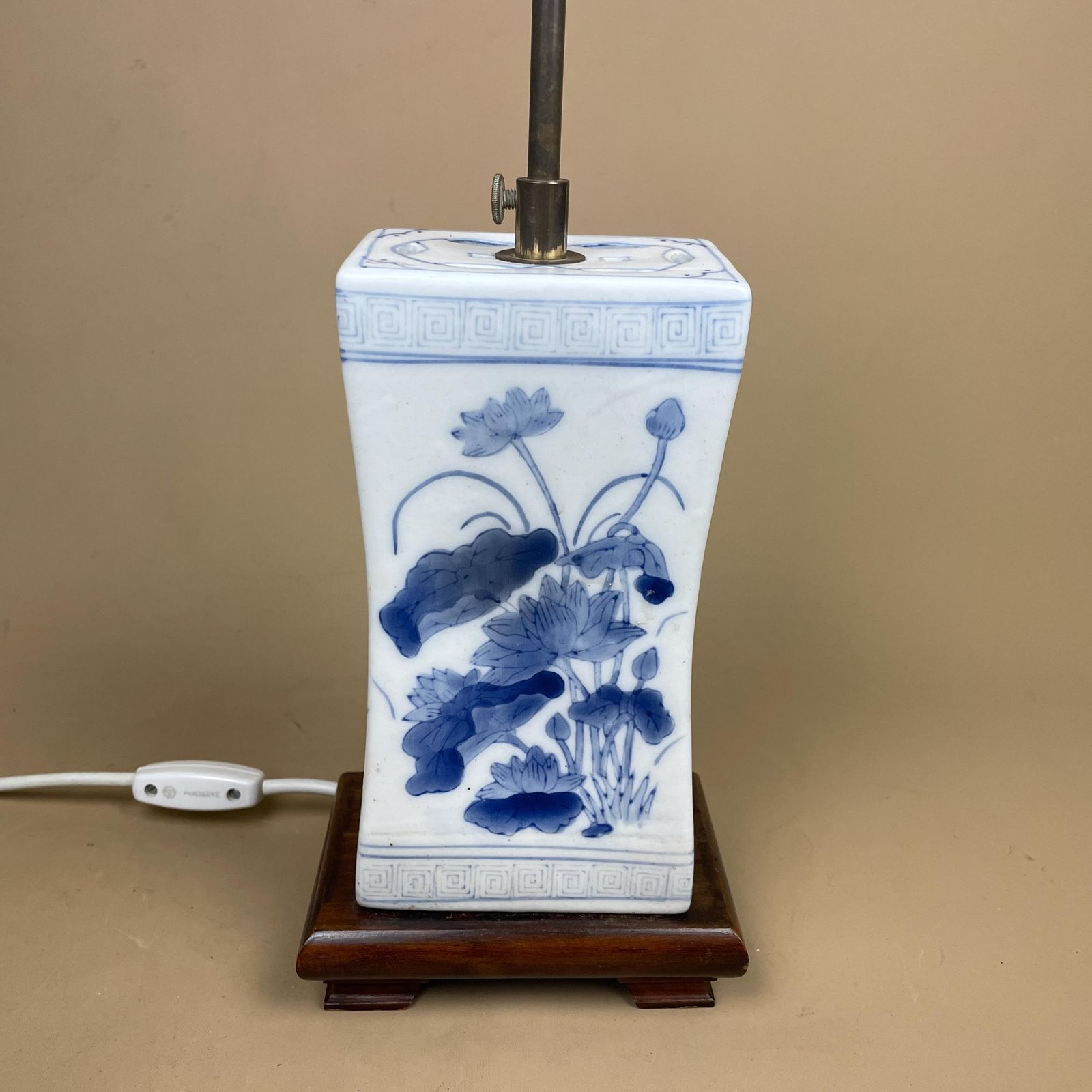 Oriental Ceramic Lamp Light Bedside Table Hand Painted Floral Design Pattern Wood Base Chinese Vase White Blue Antique Gold Metal Cushion photo Lighting