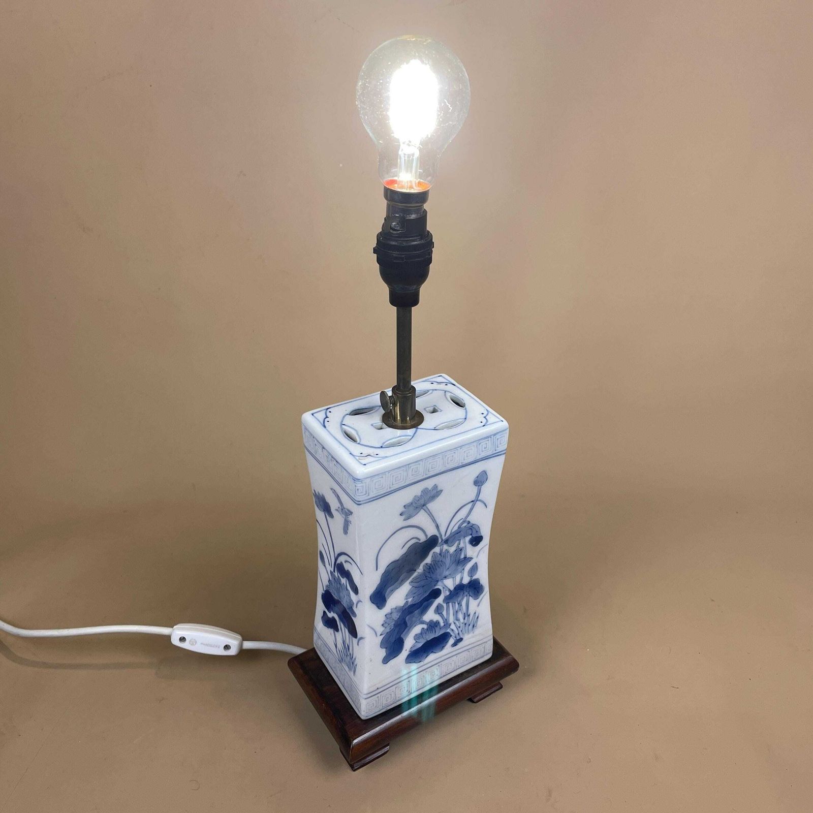 photo vinterior Oriental Ceramic Lamp Light Bedside Table Hand Painted Floral Design Pattern Wood Base Chinese Vase White Blue Antique Gold Metal Cushion