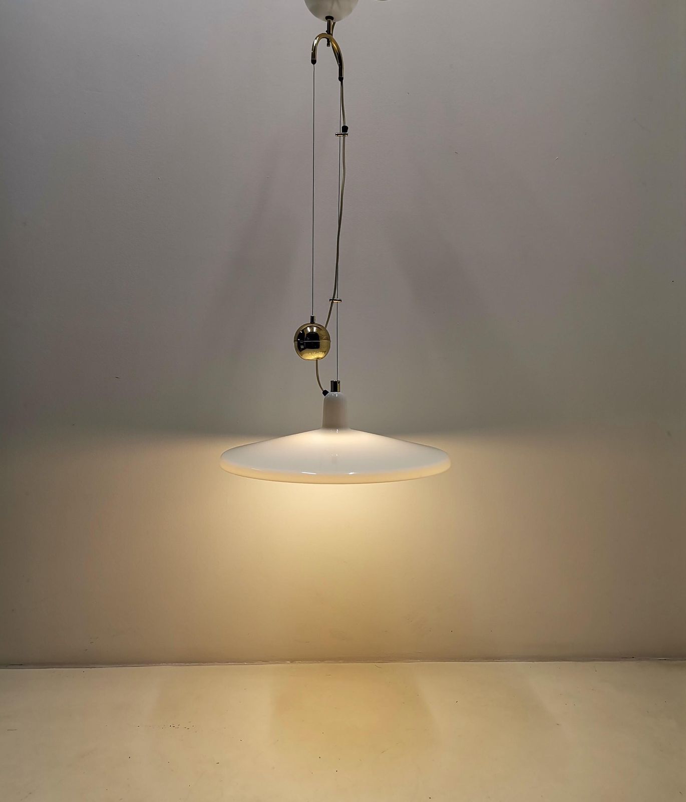Large White & Gold Manta Pendant Light / Franco Bresciani For Guzzini And Meblo / 70s Italy And Yugoslavia Space Age Lamp photo Lighting