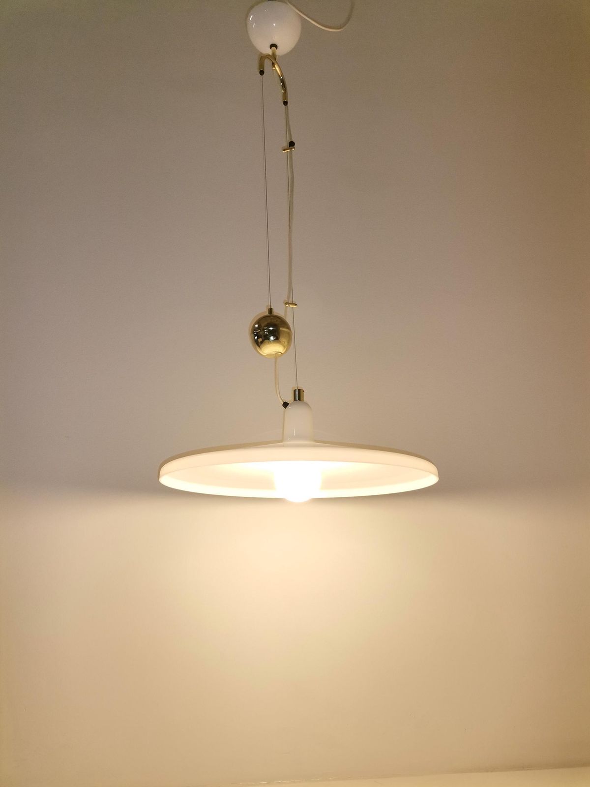 Large White & Gold Manta Pendant Light / Franco Bresciani For Guzzini And Meblo / 70s Italy And Yugoslavia Space Age Lamp photo 993.0