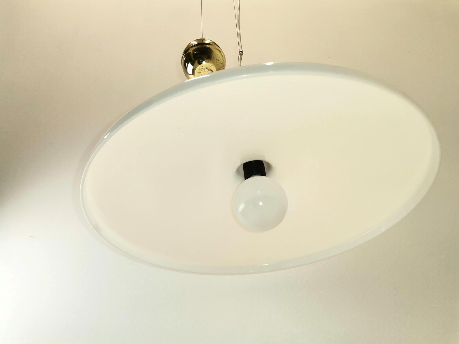 Large White & Gold Manta Pendant Light / Franco Bresciani For Guzzini And Meblo / 70s Italy And Yugoslavia Space Age Lamp photo vintage