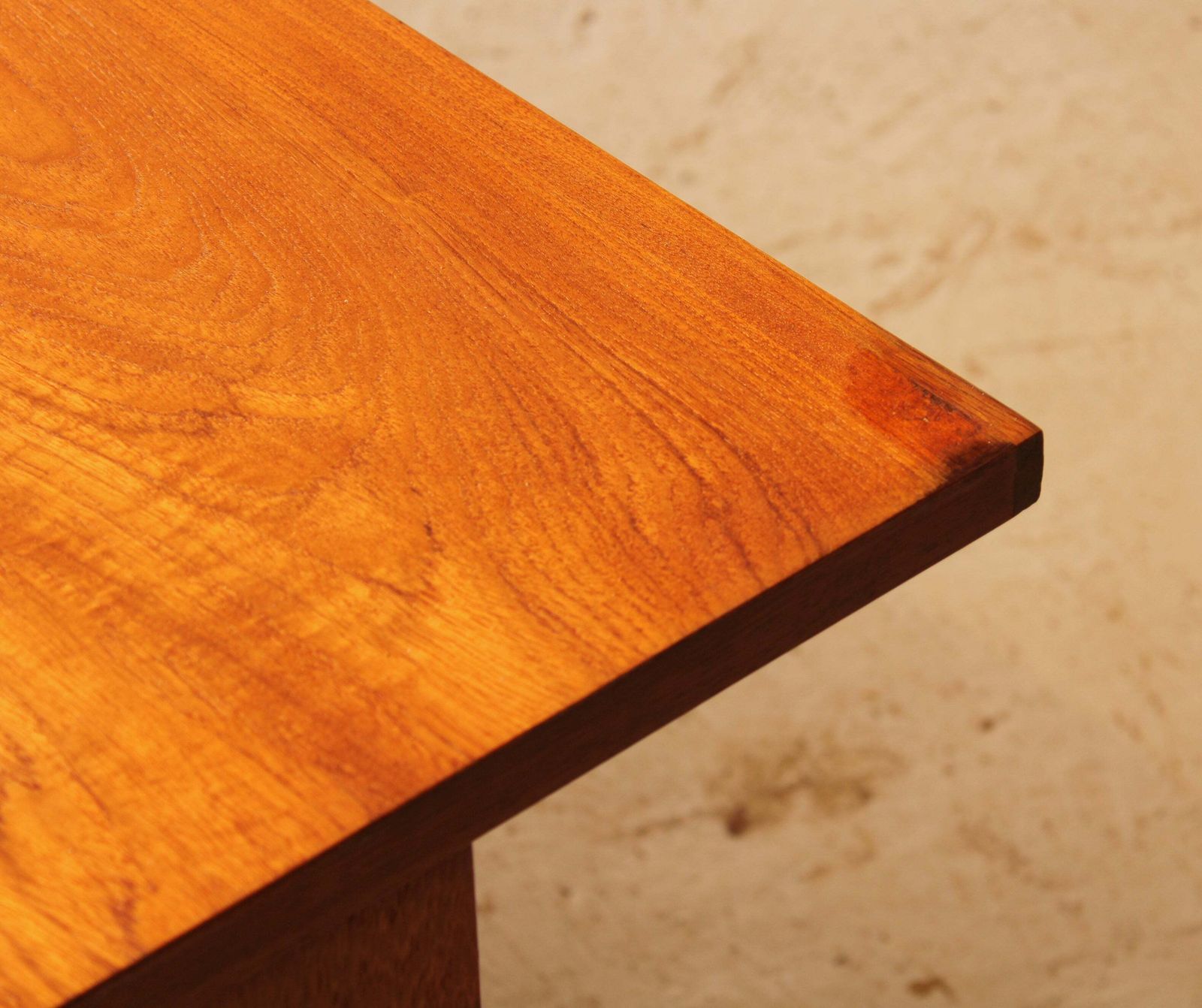 photo vinterior British Mid Century Executive Teak Desk With Brass Handles, Circa 1970s
