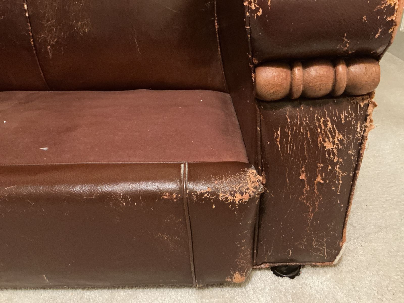 225.0 1930 To 1940 Two Seater Leather Sofa. A Lovely Piece For Anyone Enjoying Comfort And Character Or Looking For A Piece To Fully Restore. photo