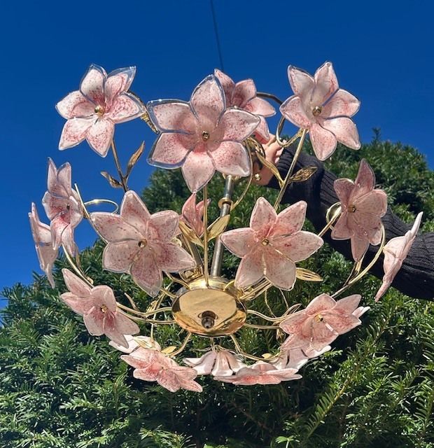 photo vintage Vintage Italian Pink Glass Flower Chandelier – Murano Style – Gilt Metal