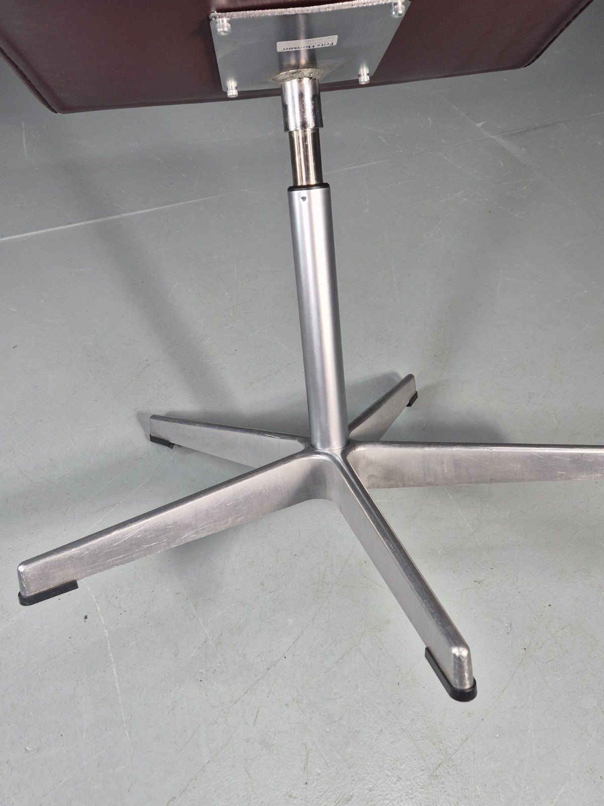 photo vintage Vintage Fritz Hansen Oxford Chair Arne Jacobsen Design 2004 Mcm Eb11750 Mswi