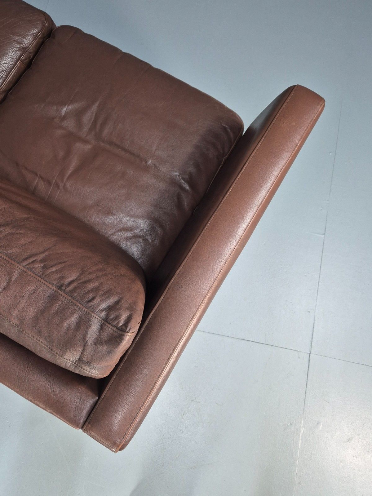 photo vinterior Vintage Danish Two Seater Settee In Brown Leather 1970s Danish Retro Eb8351 M2ss