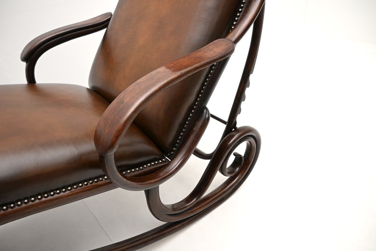 photo buy Antique Bentwood Leather Chaise Longue By Thonet