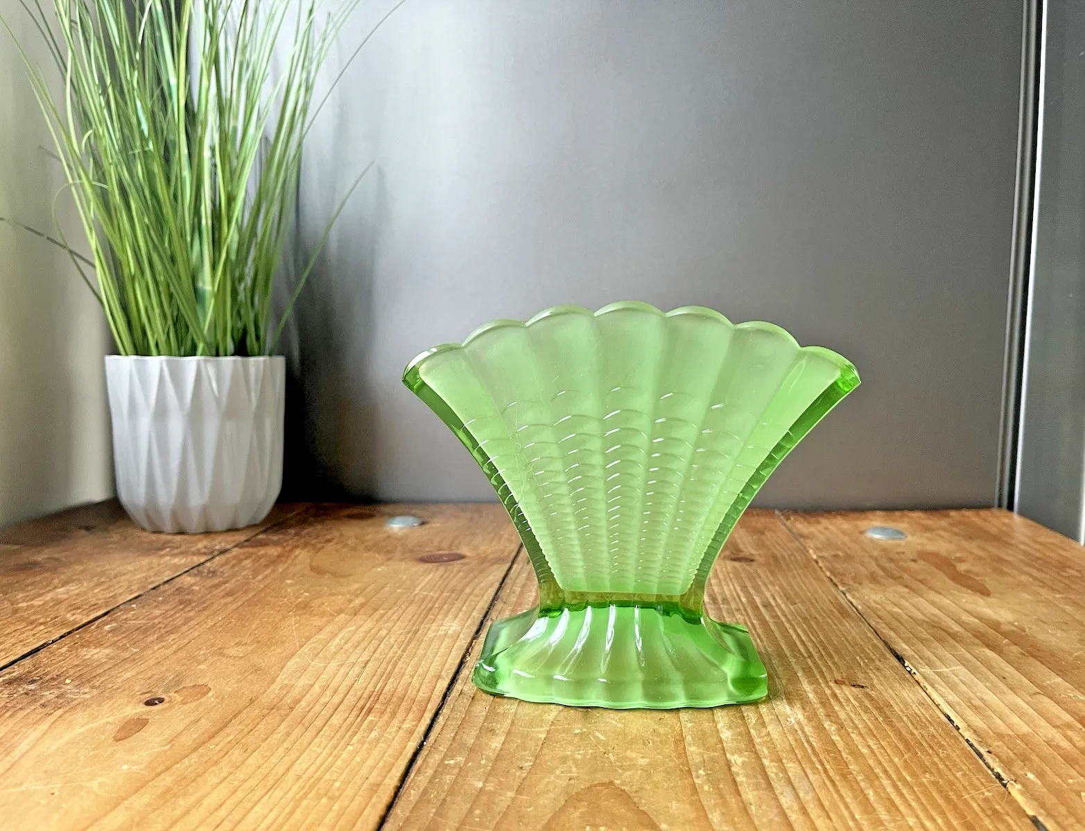 English Art Deco George Davidson Green Frosted Fanned Fan Glass Flower Vase #296 photo furniture