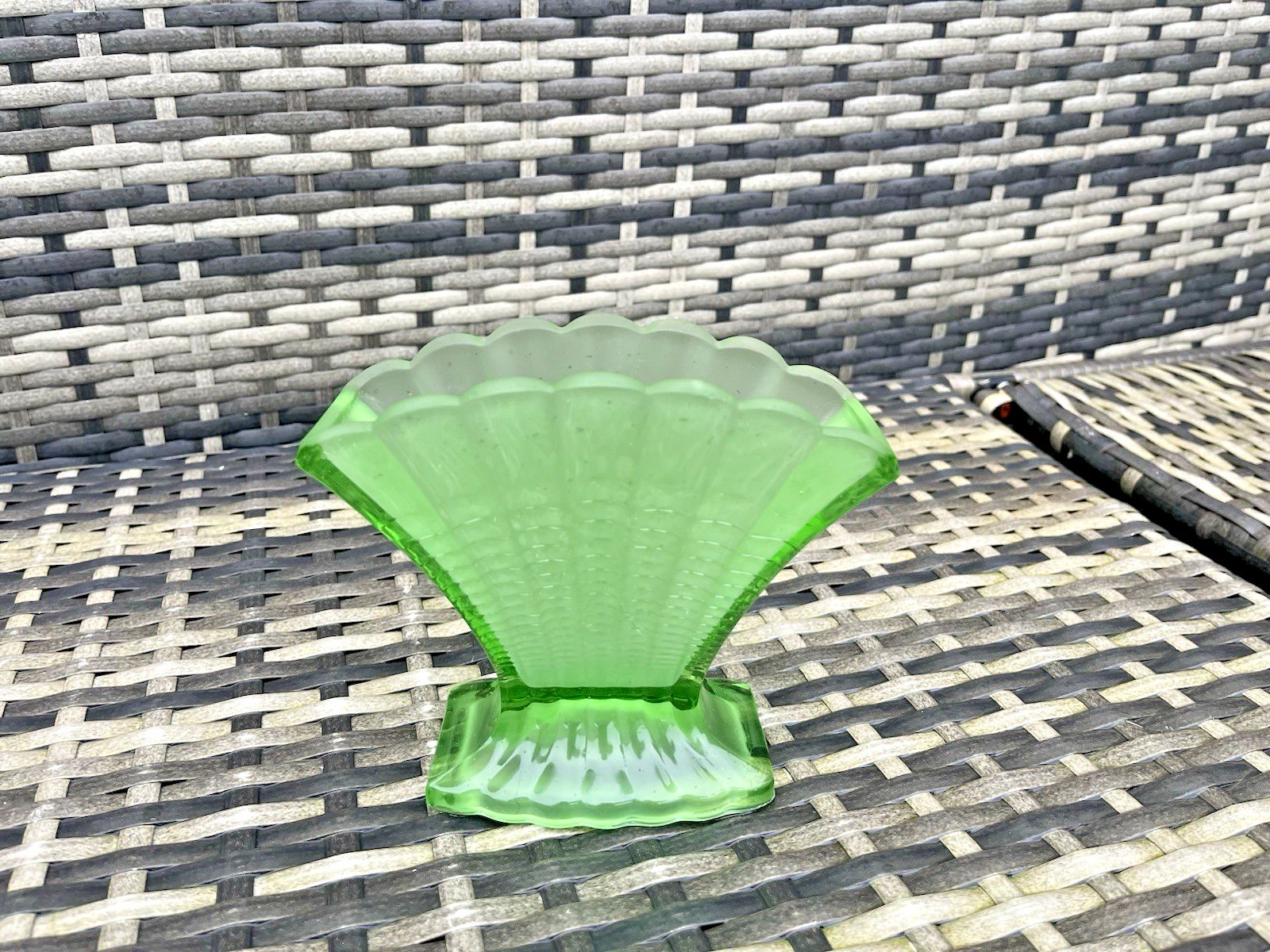 photo vinterior English Art Deco George Davidson Green Frosted Fanned Fan Glass Flower Vase #296