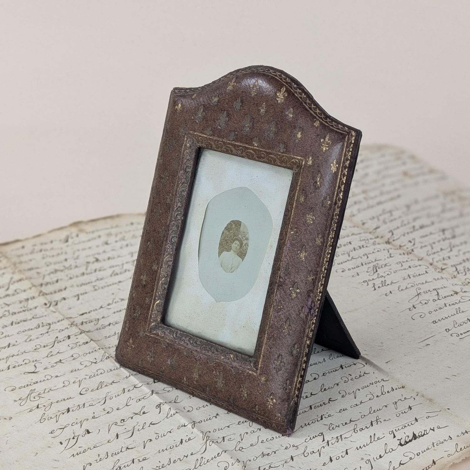 Antique French Domed Picture Frame Gilt Fleur De Lis Faux Leather Small Easel Back Photo Hardware photo vintage
