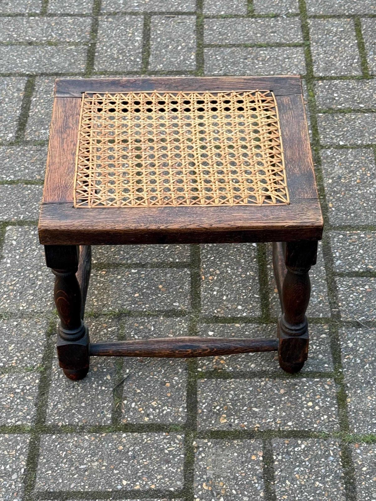 photo vintage Vintage 1930s Oak Stool With Handwoven Cane Seat, Arts And Crafts Style