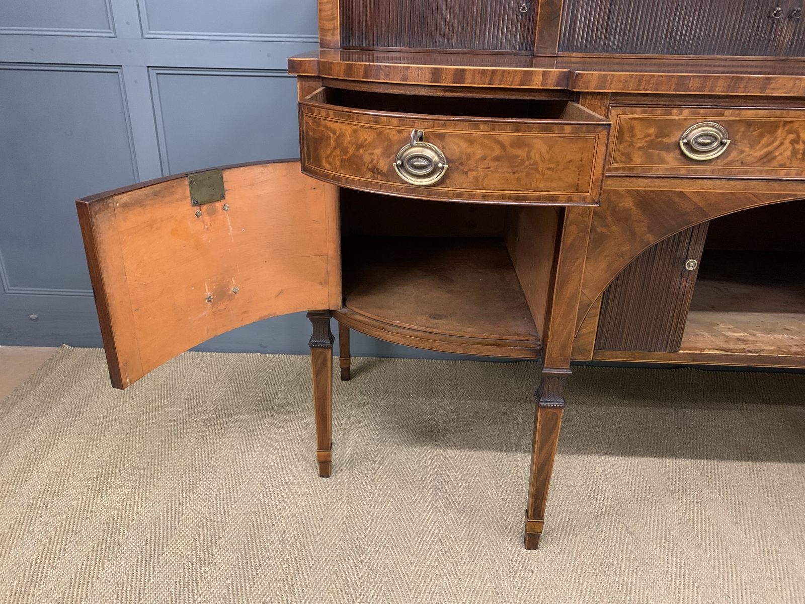 photo vintage Large George III Inlaid Mahogany Sideboard
