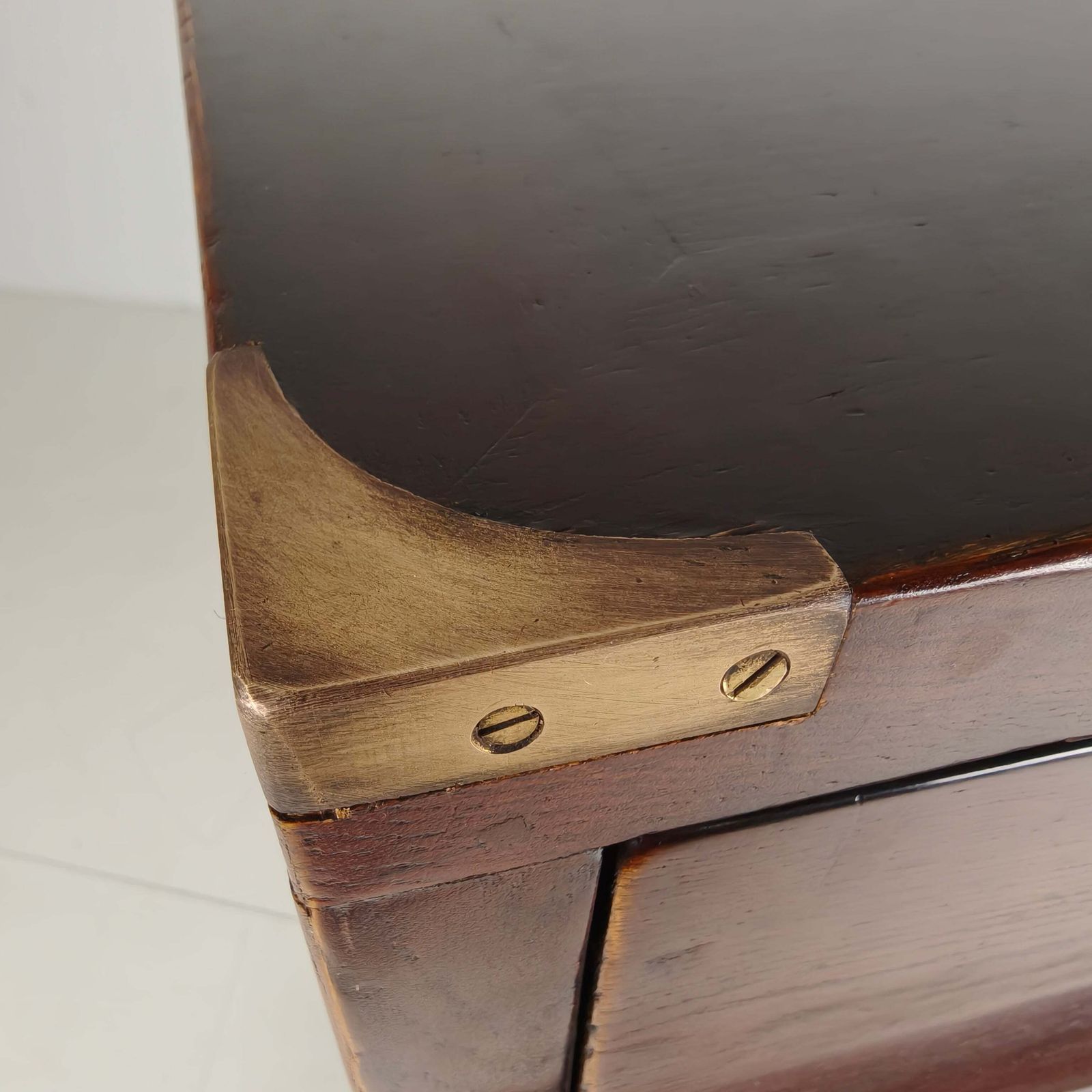English Campaign Chest Of Drawers With Brass Hardware – 20th Century photo vinterior