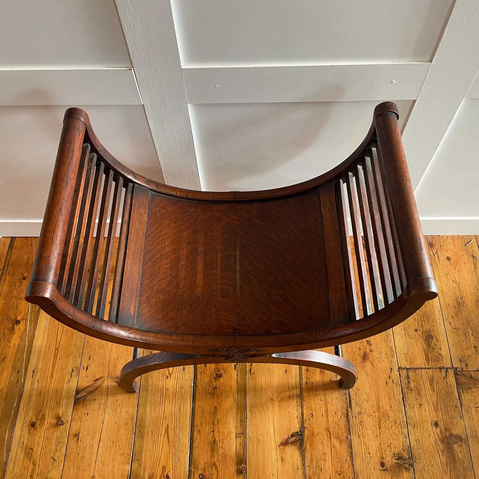 photo furniture Curved Wooden Curule Chair Antique Mahogany Wood X Frame Stool Early 1900's Decorative Accent Seat Edwardian English Style