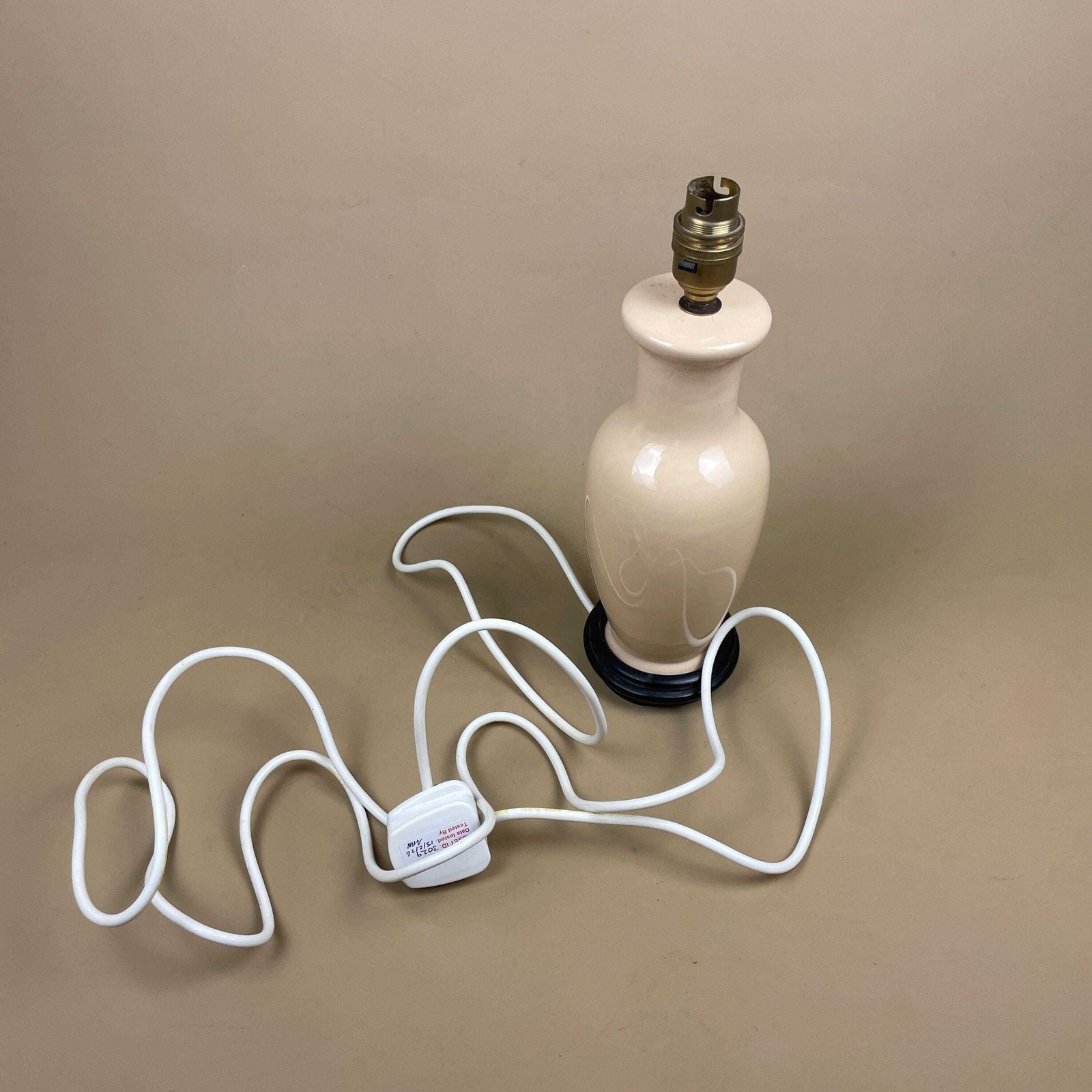 photo furniture Oriental Ceramic Lamp Light Bedside Table Wood Base Chinese Vase Cream Beige Antique Gold Metal Wooden Classic Elegant Medium Side