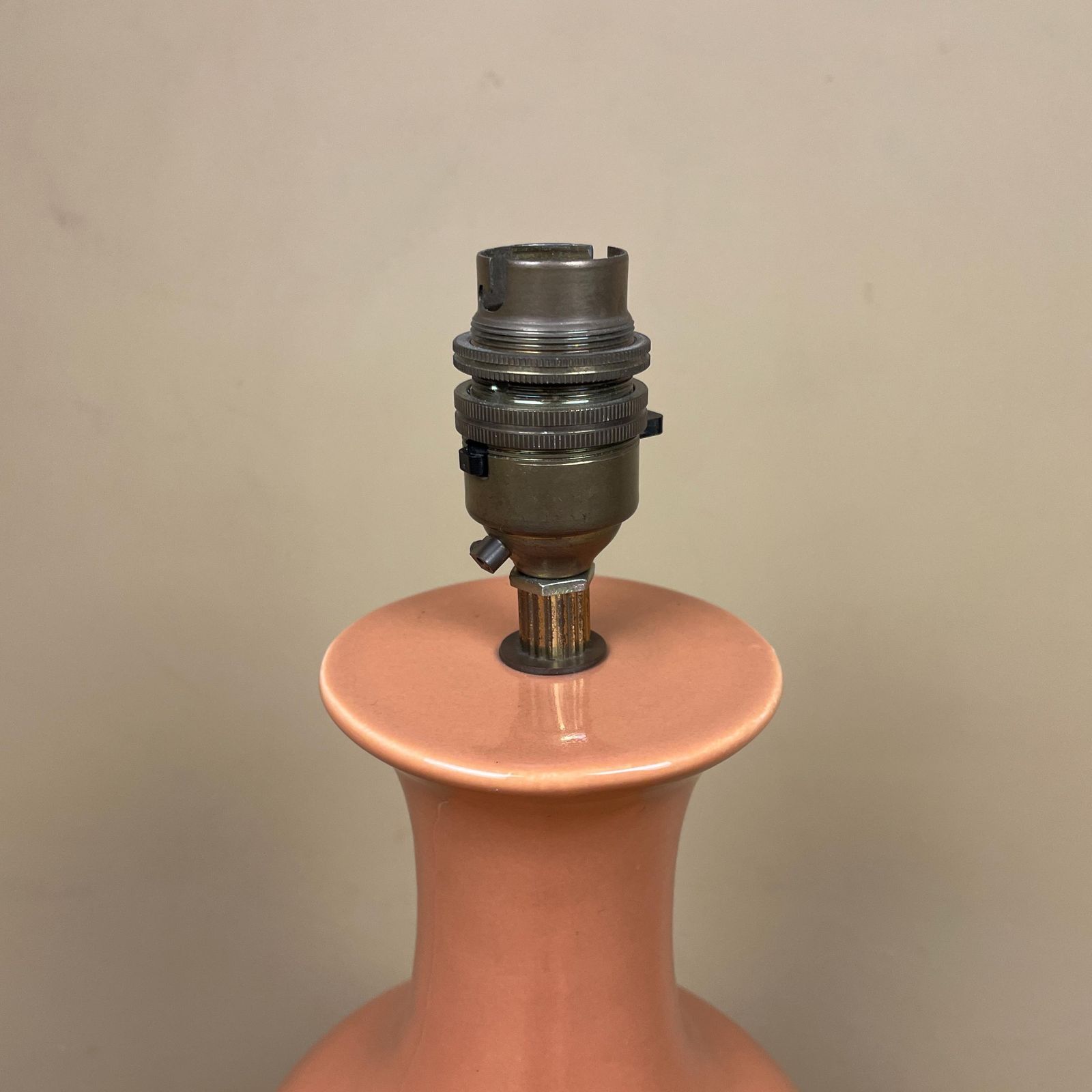 photo vintage Oriental Ceramic Lamp Light Bedside Table Chinese Vase Peach Antique Gold Metal Classic Elegant Medium Side Lampshade Shade