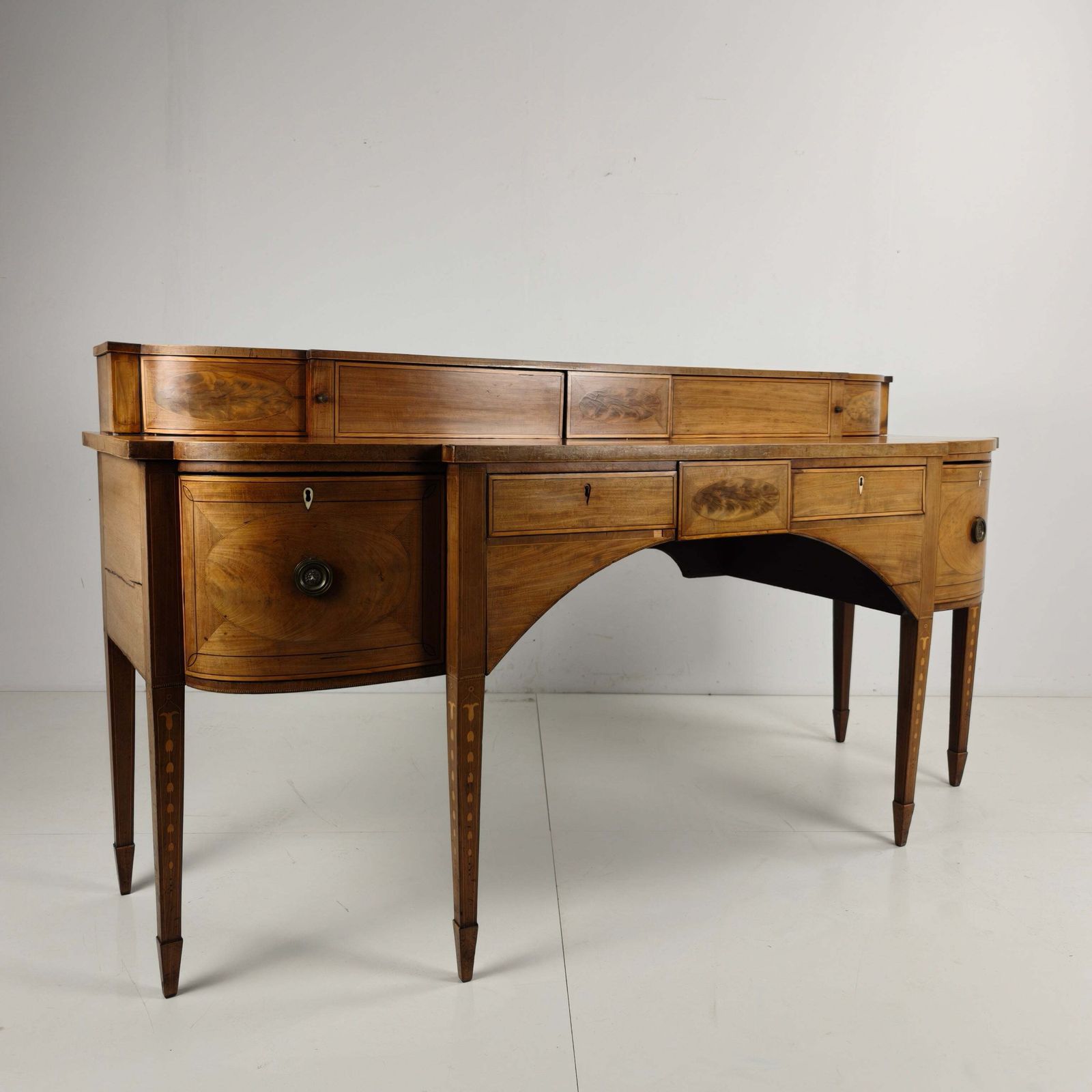 photo vinterior English Georgian Revival Sideboard – 19th Early Century