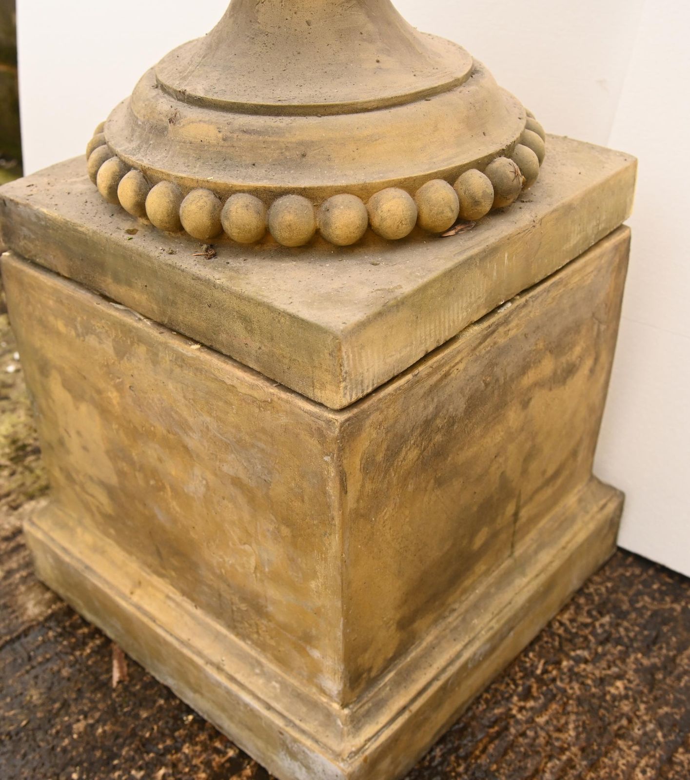 photo vinterior Pair Classical Stone Garden Urns English Finials With Ram Masks
