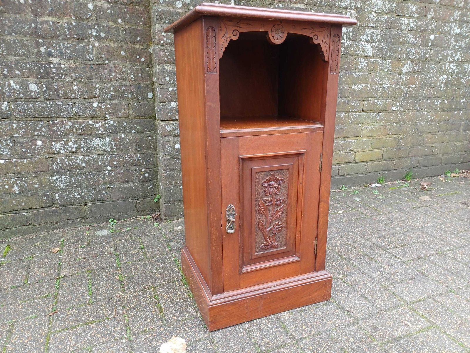 photo vintage Victorian Mahogany Pot Cupboard Bedside Cabinet Antique Edwardian Nightstand Carved Flower Door Solid Wood Side Table