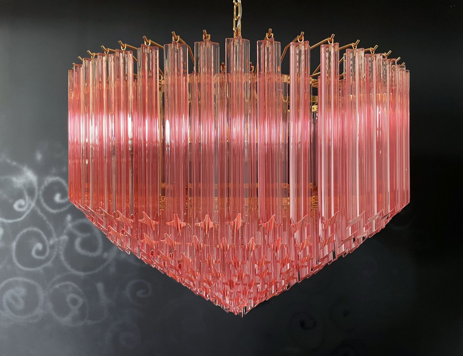 Modern Quadriedri Murano Glass Chandelier   265 Pink Prism   Gold Frame