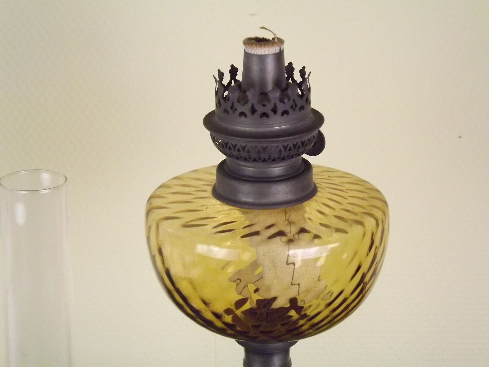 Lanterne à huile d'époque française, base en étain pour bougie, réservoir à huile en verre ambré et cheminée en verre photo for sale
