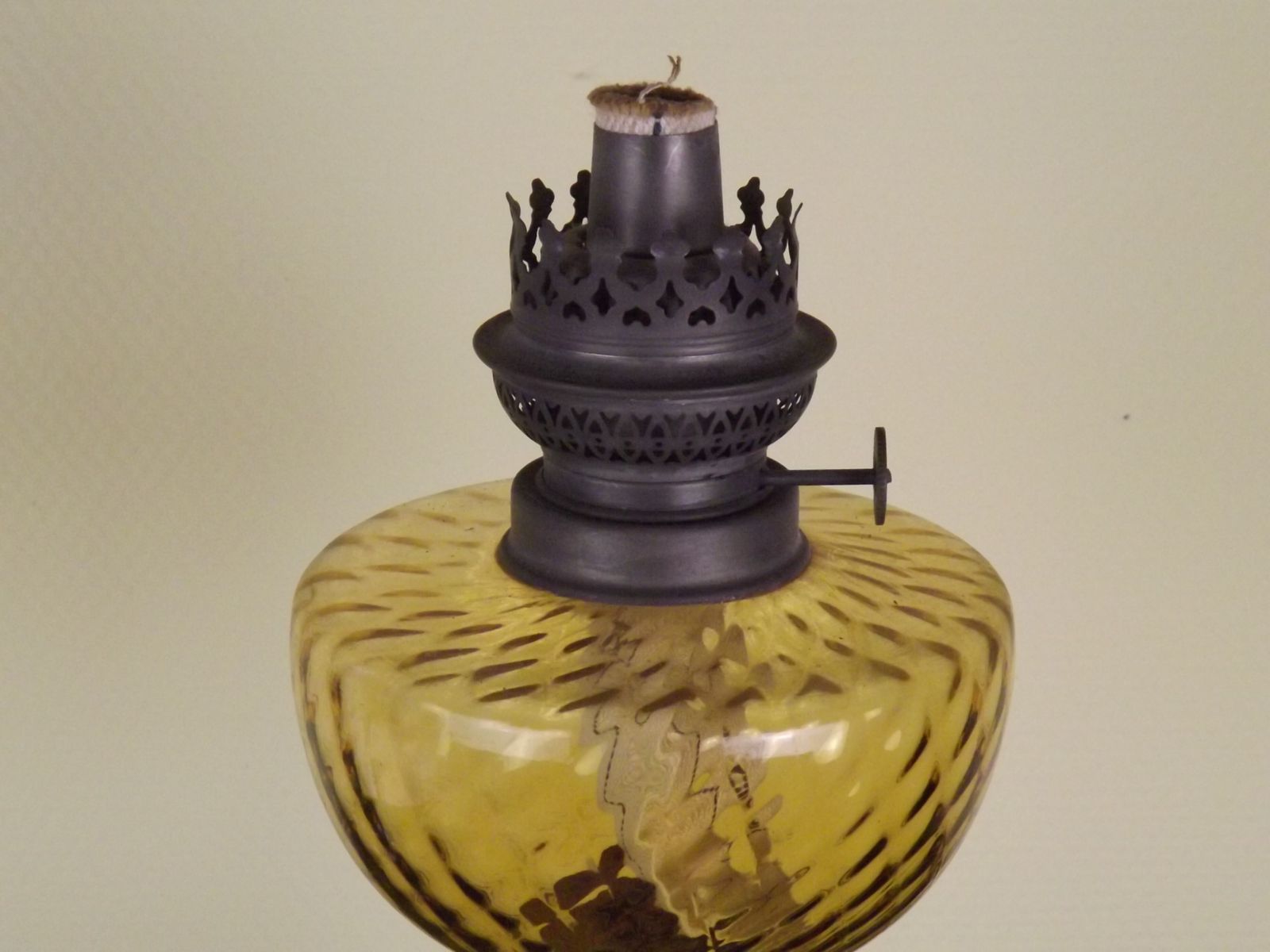 Lanterne à huile d'époque française, base en étain pour bougie, réservoir à huile en verre ambré et cheminée en verre photo buy