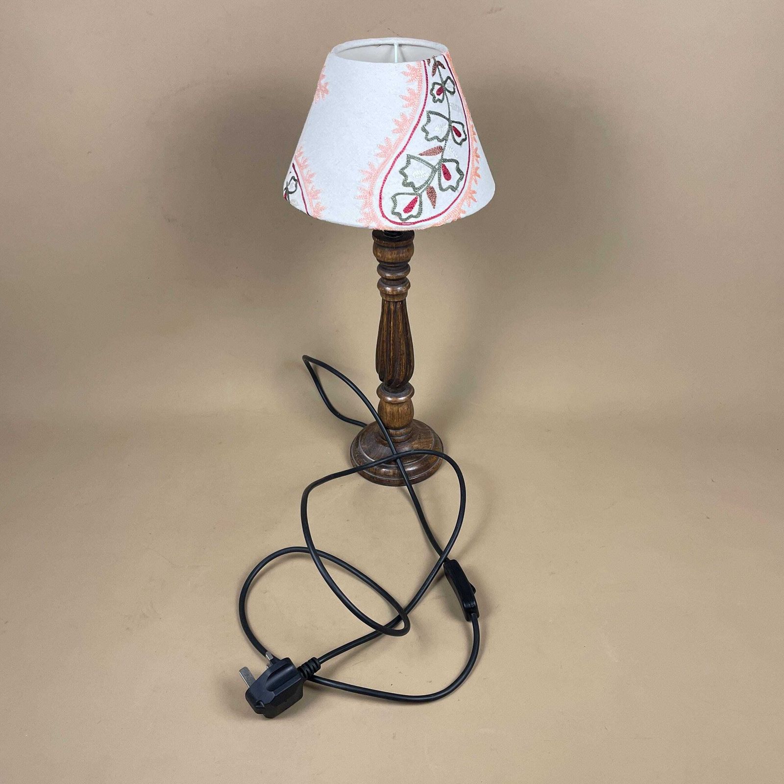 photo furniture Wooden Table Lamp With Embroidered Shade Vintage Cottage Lighting Classic Bedside Home Accent Lamp Light Handmade Old