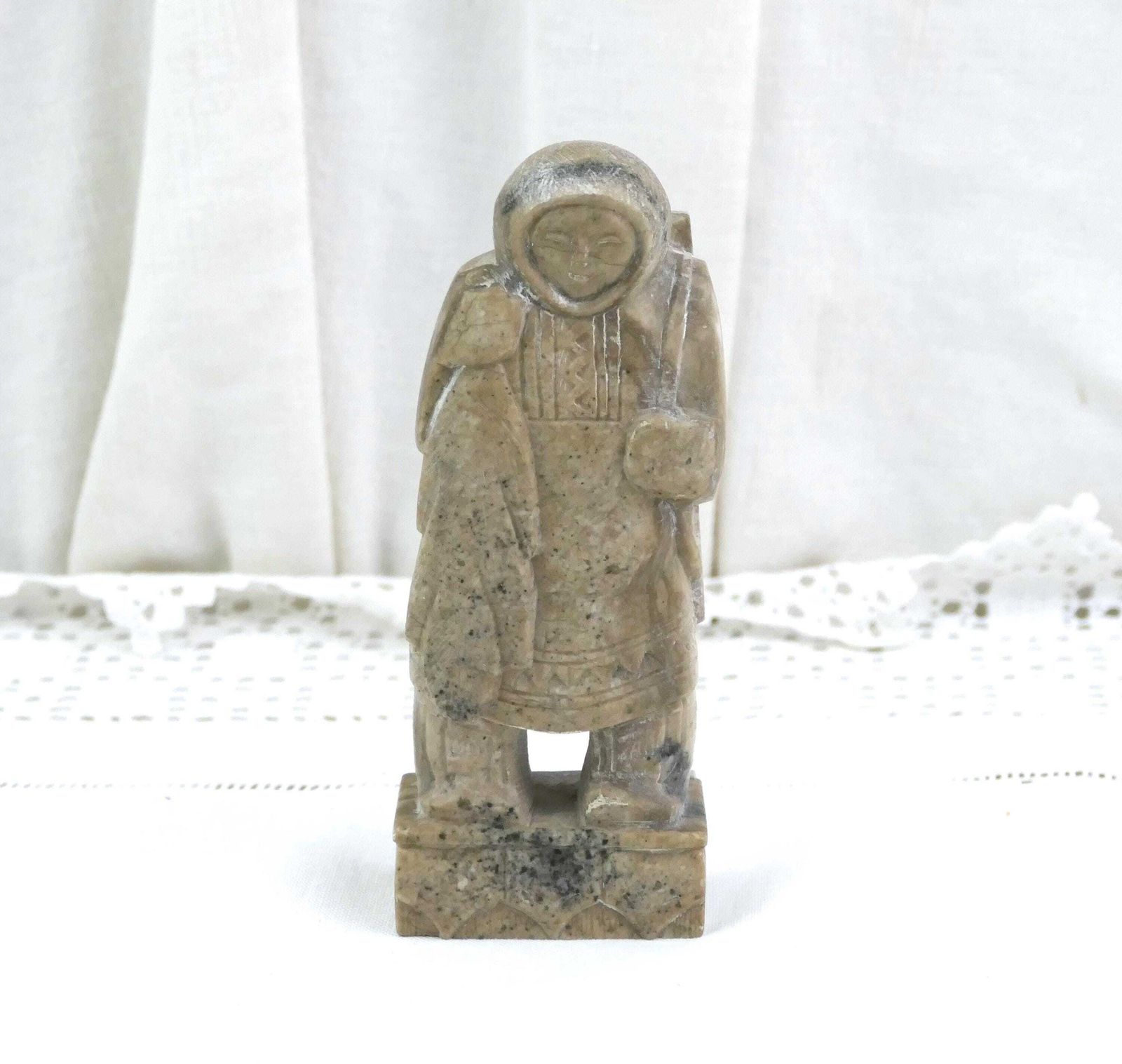 Vintage Inuit First Nations Speksteen Sculptuur, Vissers Figurine, Retro Alaskaans Inheems Jagersfiguur Van Gesneden Steen