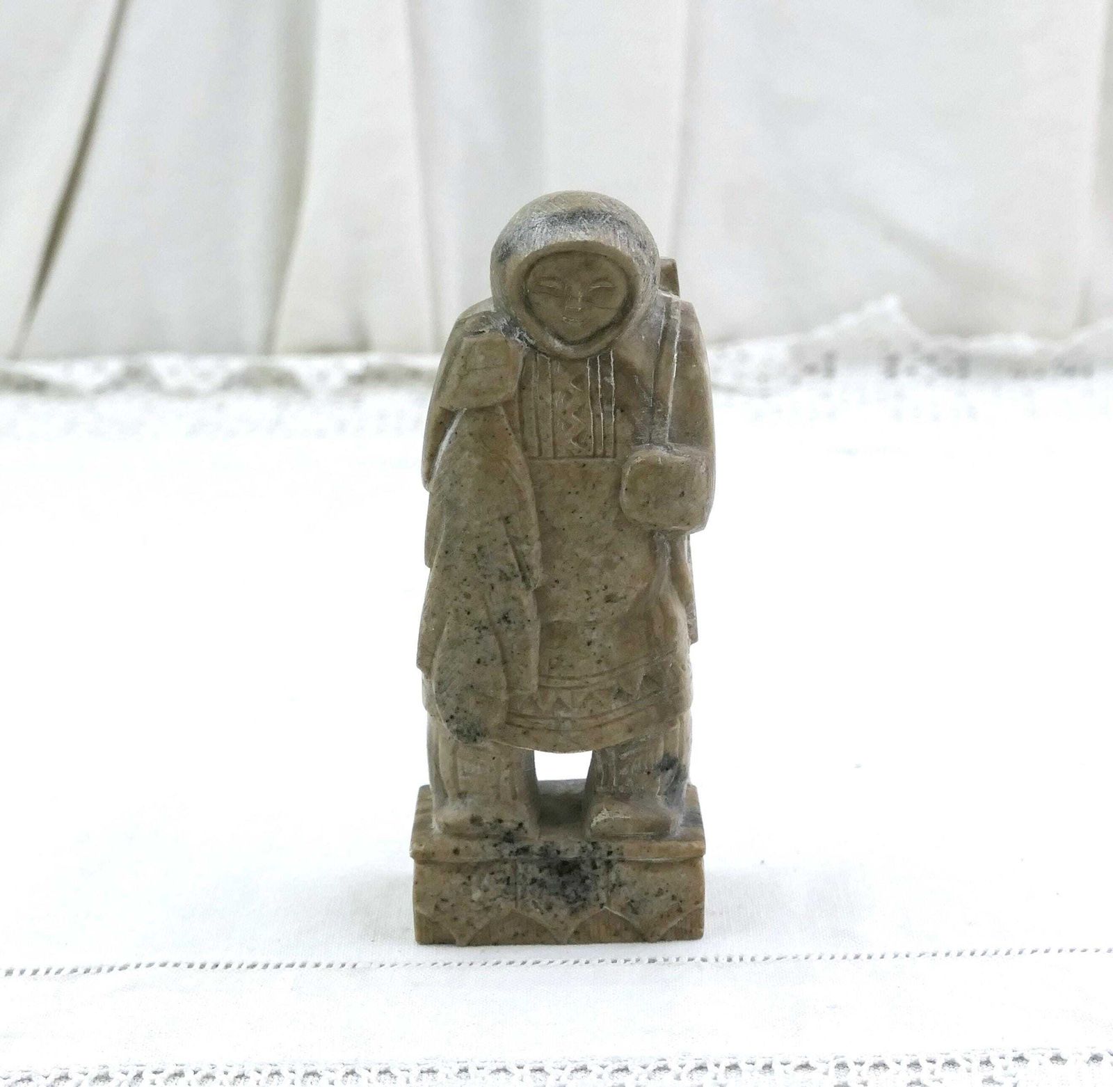Vintage Inuit First Nations Speksteen Sculptuur, Vissers Figurine, Retro Alaskaans Inheems Jagersfiguur Van Gesneden Steen photo furniture