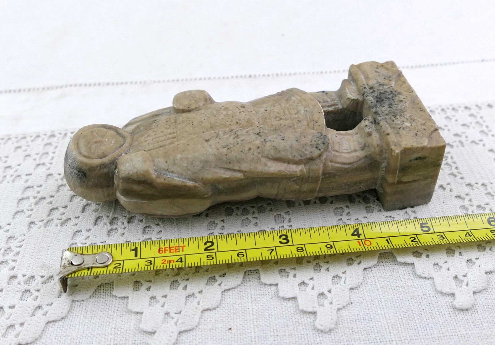 Vintage Inuit First Nations Speksteen Sculptuur, Vissers Figurine, Retro Alaskaans Inheems Jagersfiguur Van Gesneden Steen photo vintage