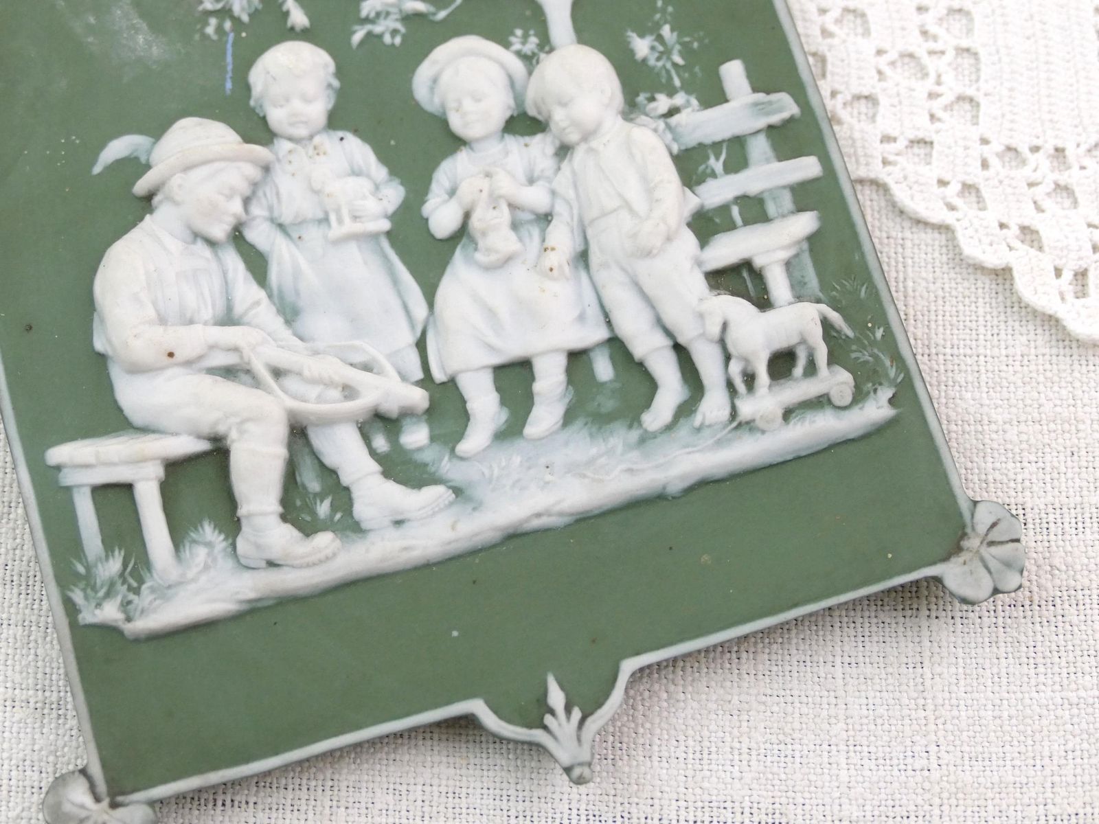 Antiek Duits 19e-eeuws groen jasperware plaquette met scène van spelende kinderen met speelgoed, vintage Victoriaans wanddecoratie in biscuitporselein photo for sale