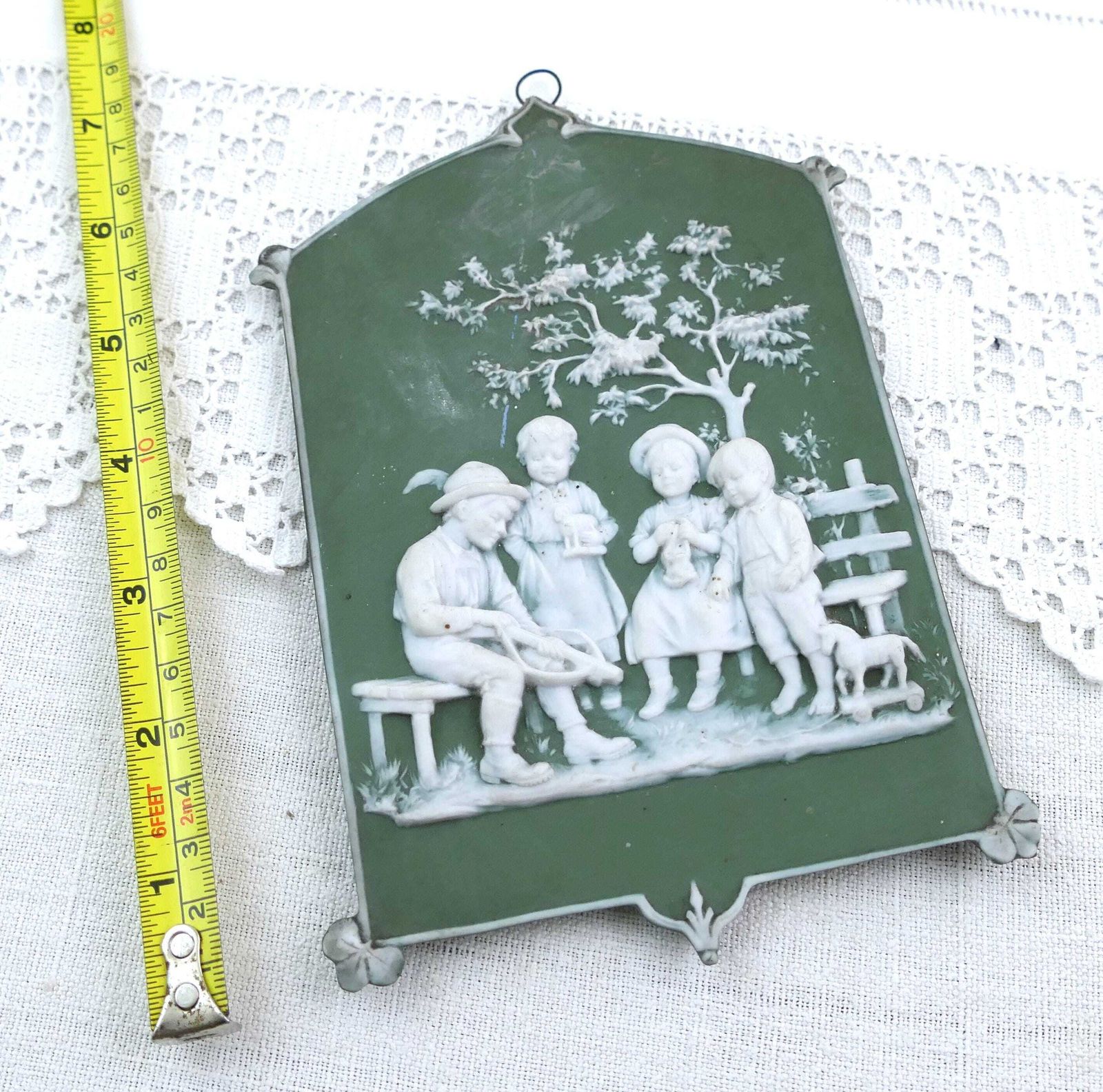 Antiek Duits 19e-eeuws groen jasperware plaquette met scène van spelende kinderen met speelgoed, vintage Victoriaans wanddecoratie in biscuitporselein photo vinterior
