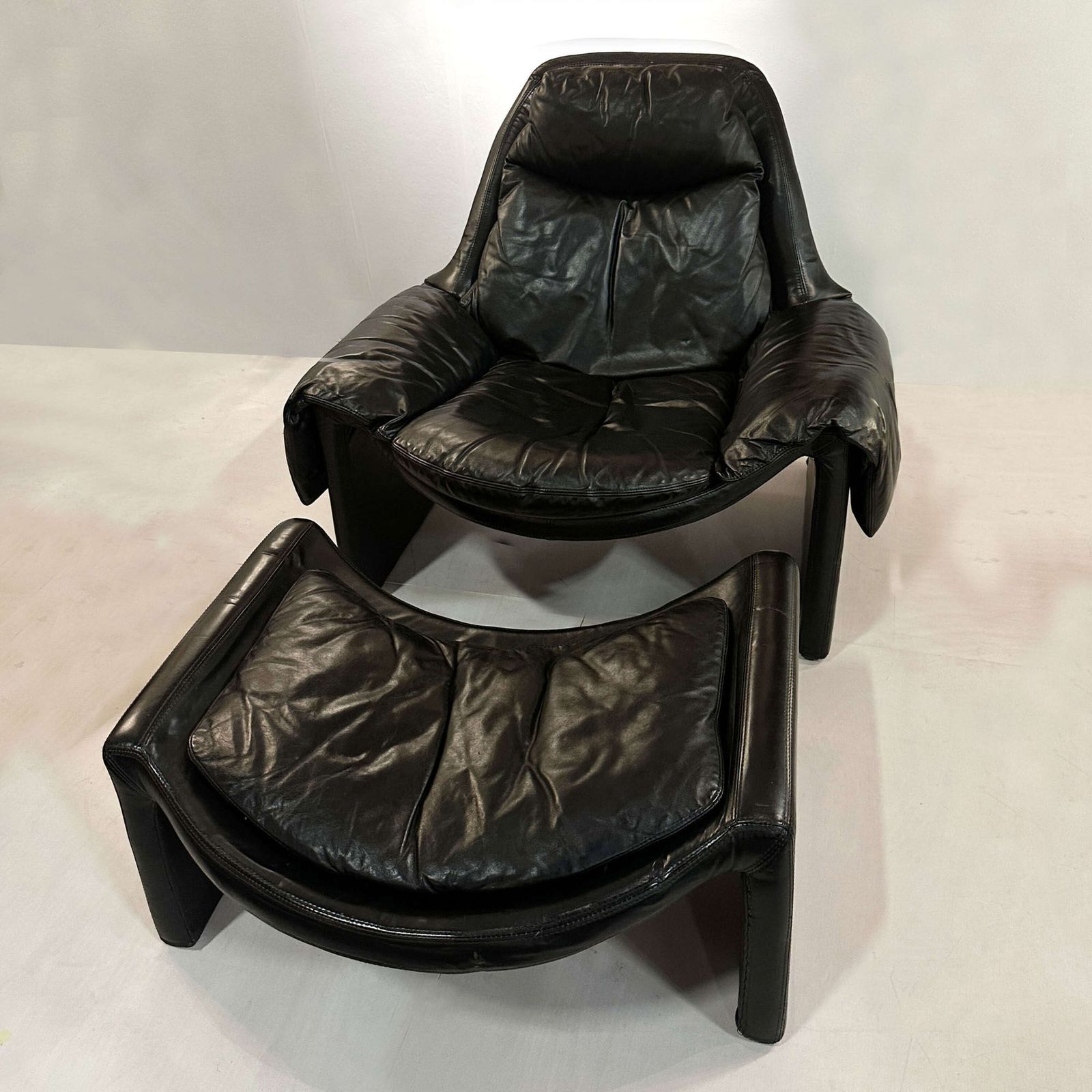 'P60' Saporiti Black Leather Lounge Chair And Ottoman By Vittorio Introini photo for sale