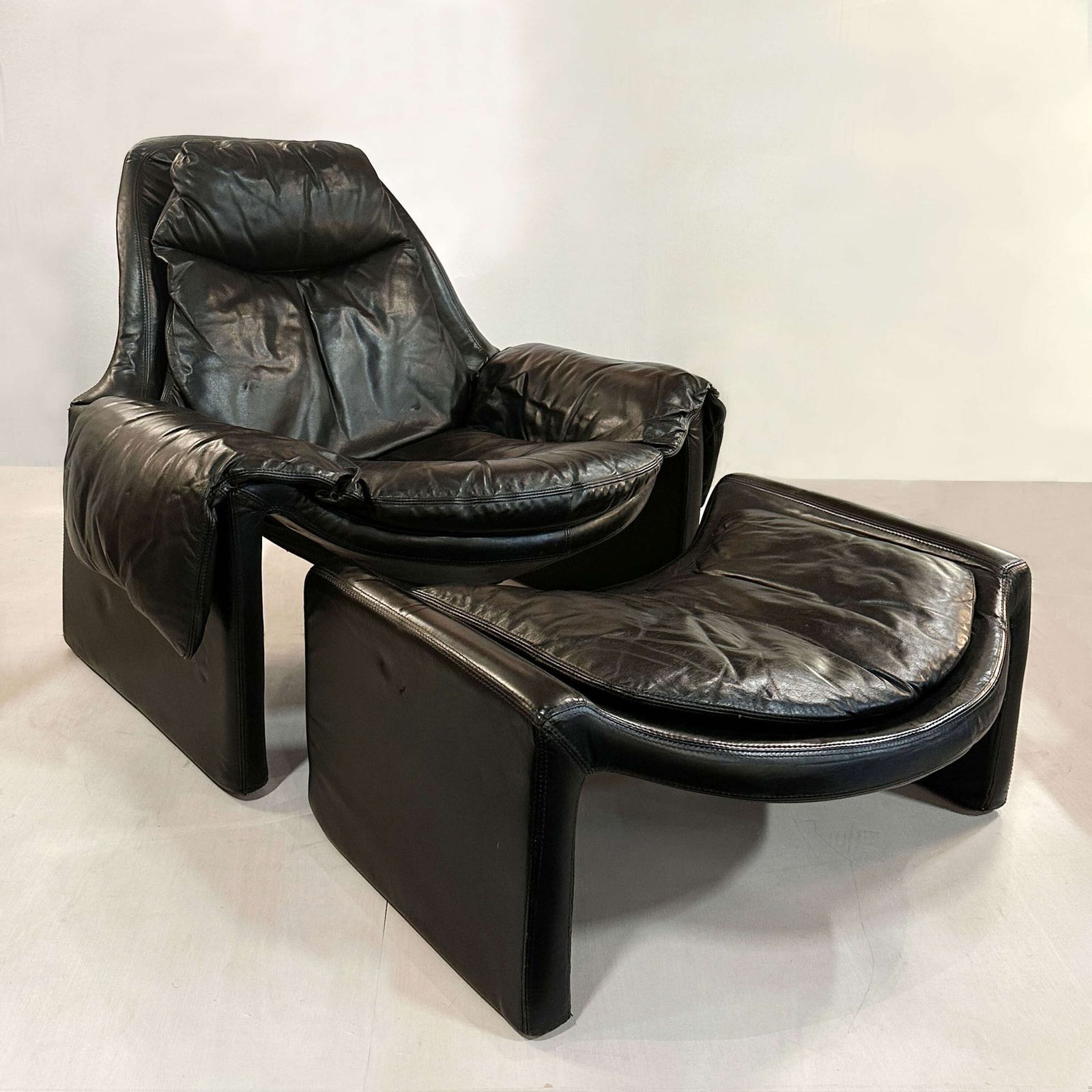 'P60' Saporiti Black Leather Lounge Chair And Ottoman By Vittorio Introini photo vintage