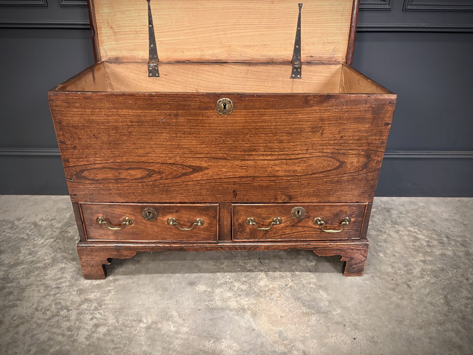 875.0 Georgian Elm Blanket Box photo