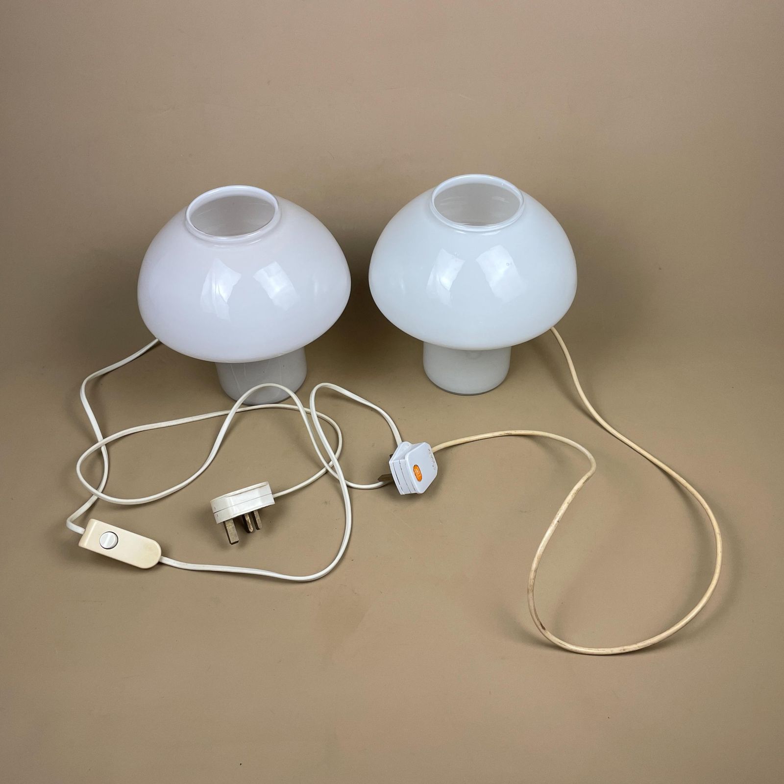 Lighting Pair Of 2 Mushroom Glass Lamps Light Bedside Table Metal White Art Deco Round Base Vintage Elegant Lamp Light Set Matching 2 photo