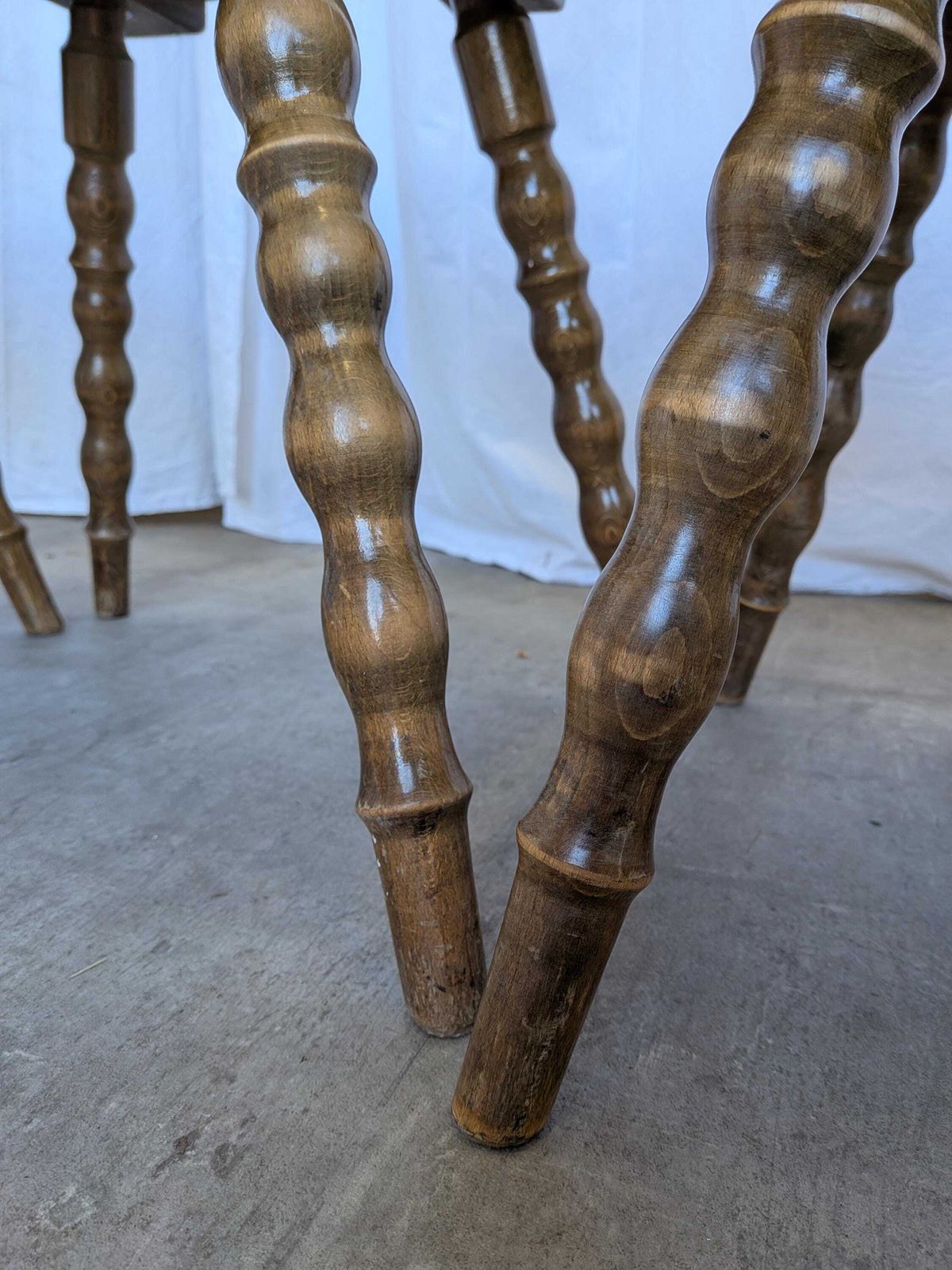 photo vintage Set Of 4 Vintage Tyrolean Heart Cutout Wooden Dining Chairs / Darker Brown Wood
