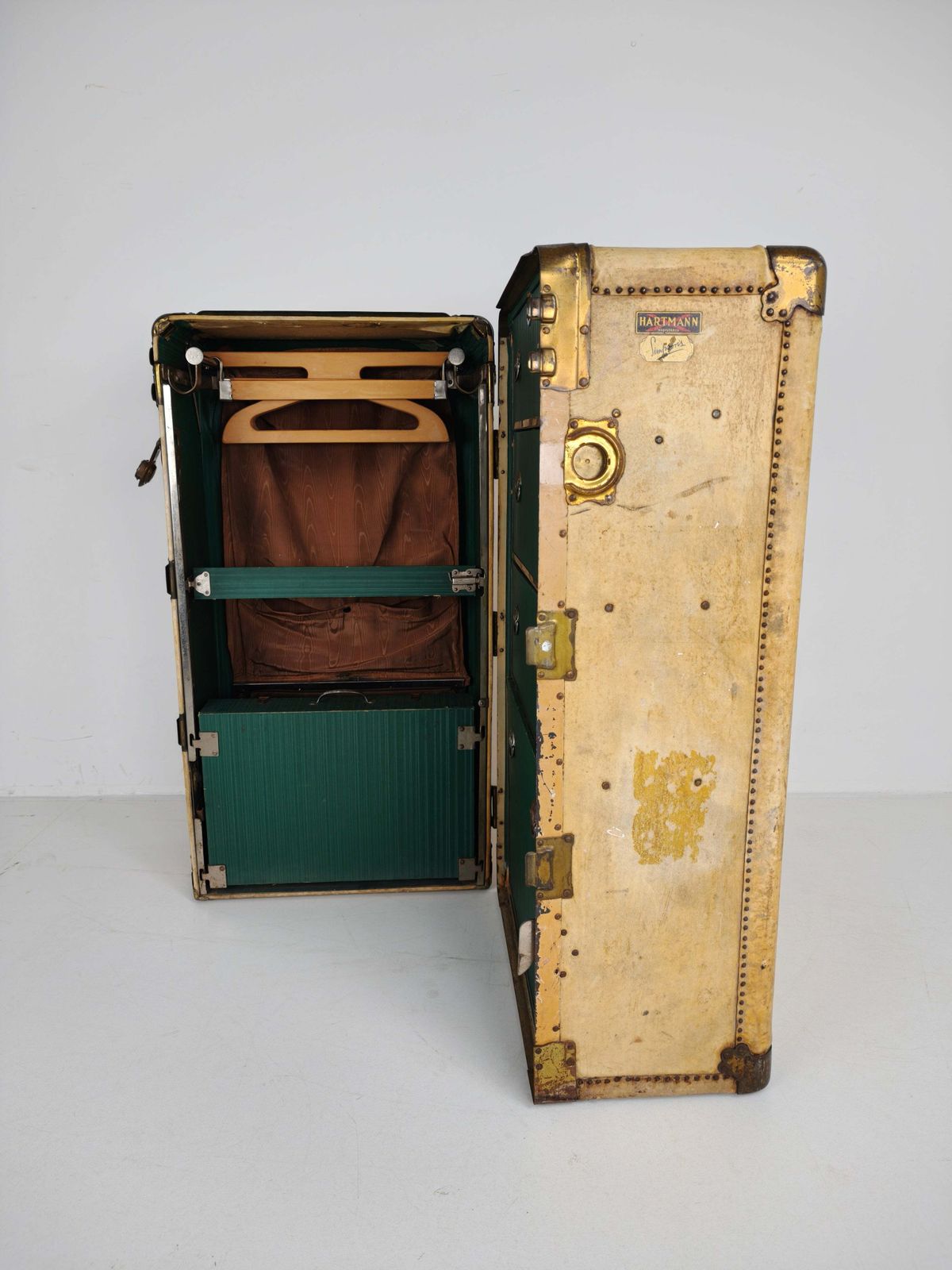 photo vintage 1930s Wardrobe Steamer Trunk By Hartmann – Goat Skin Chest