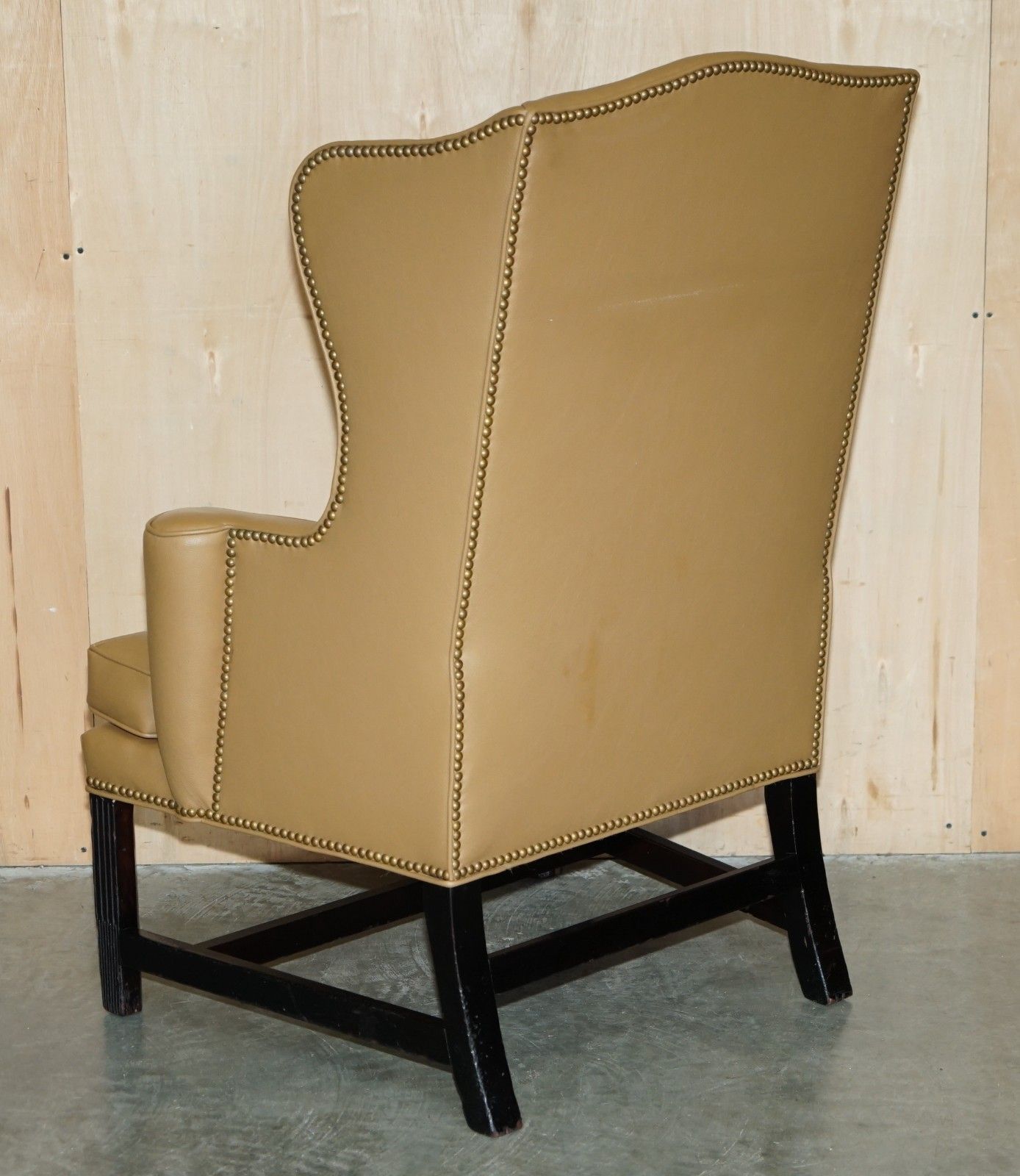 photo vintage Fine Pair Of Original Colonial Williamsburg 4 Cw XX Stamped Wingback Armchairs