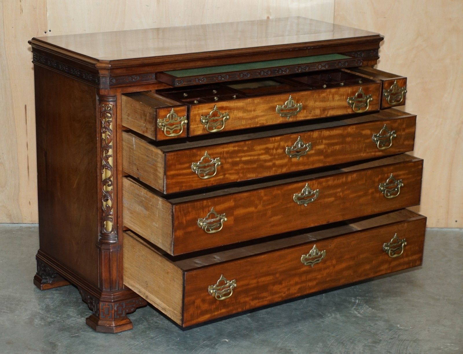 photo vinterior Fine Antique George III Circa 1770 Thomas Chippendale Walnut Chest Of Drawers