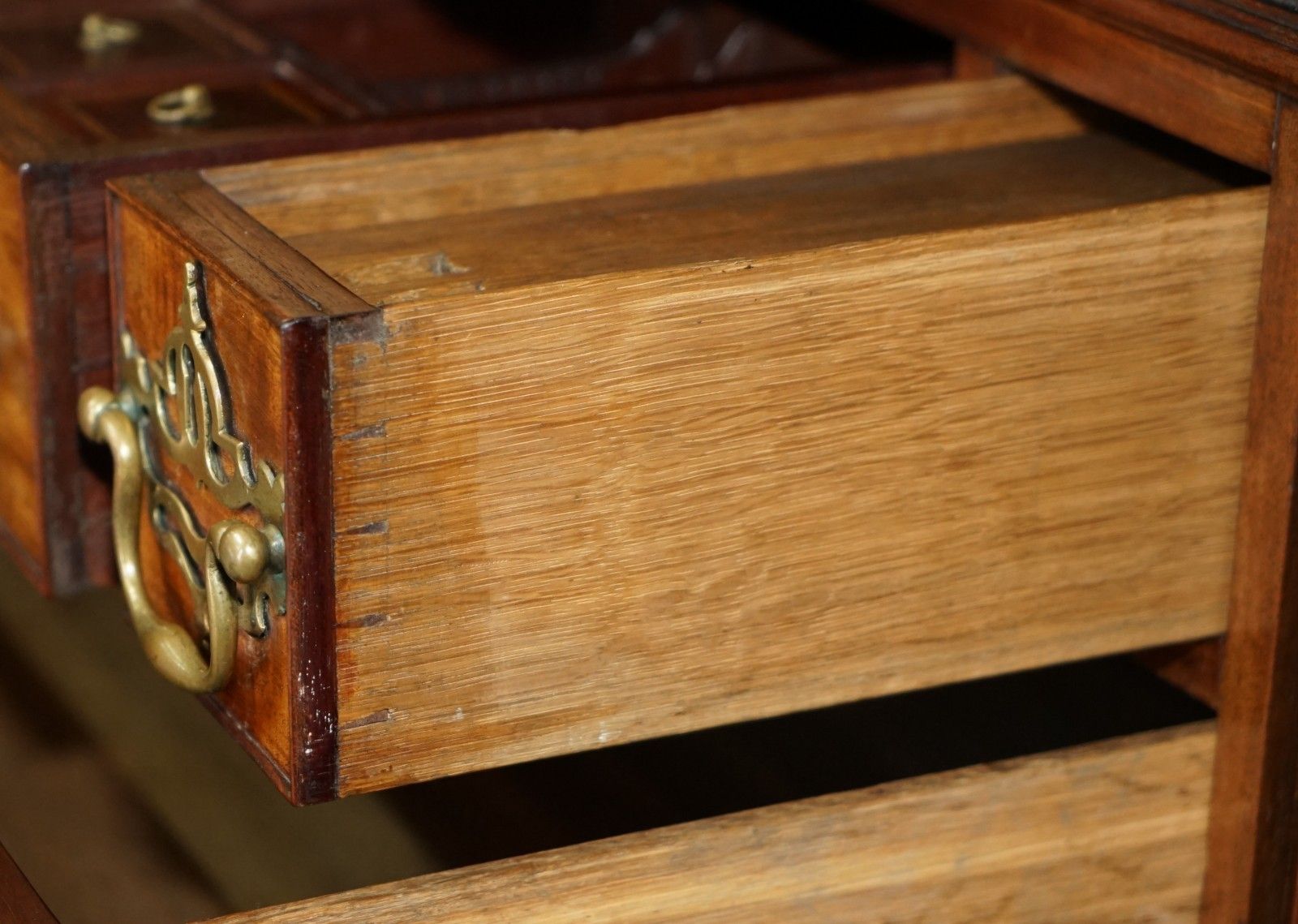 photo vintage Fine Antique George III Circa 1770 Thomas Chippendale Walnut Chest Of Drawers