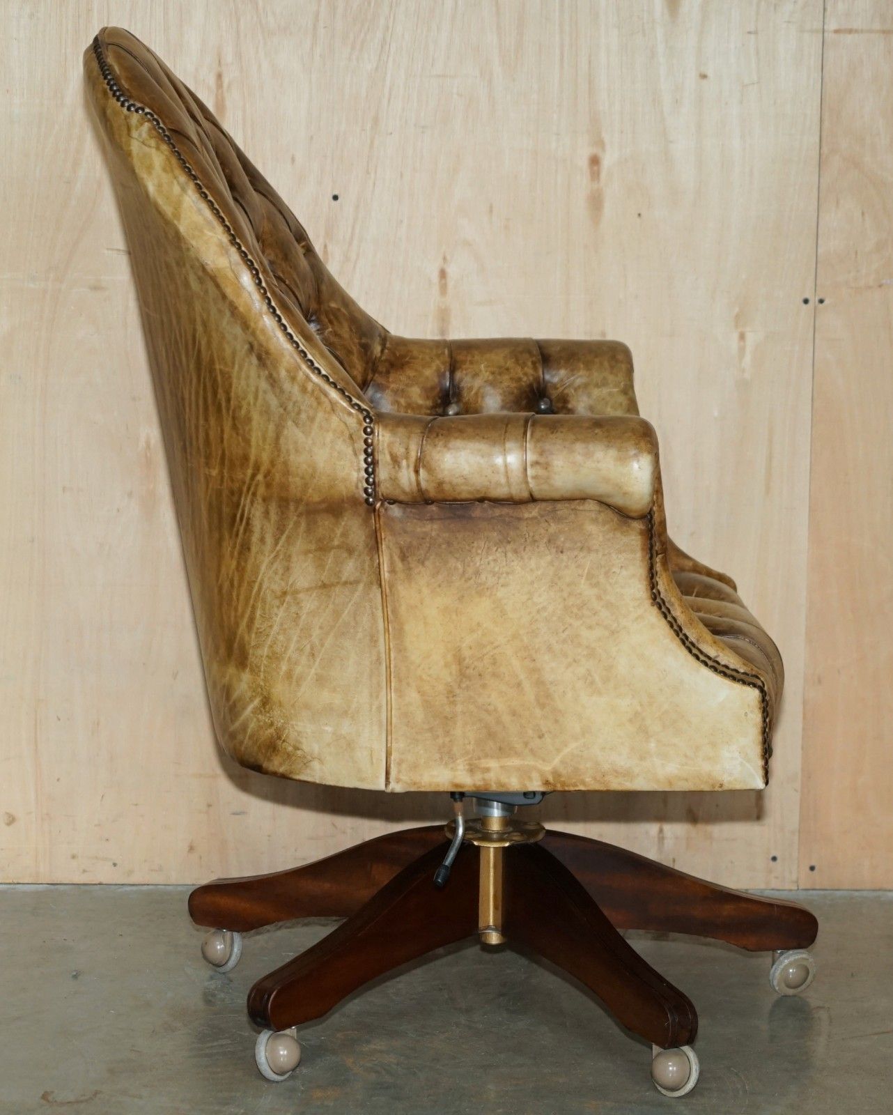 photo vintage Antique Heritage Aniline Brown Leather Chesterfield Directors Captains Armchair