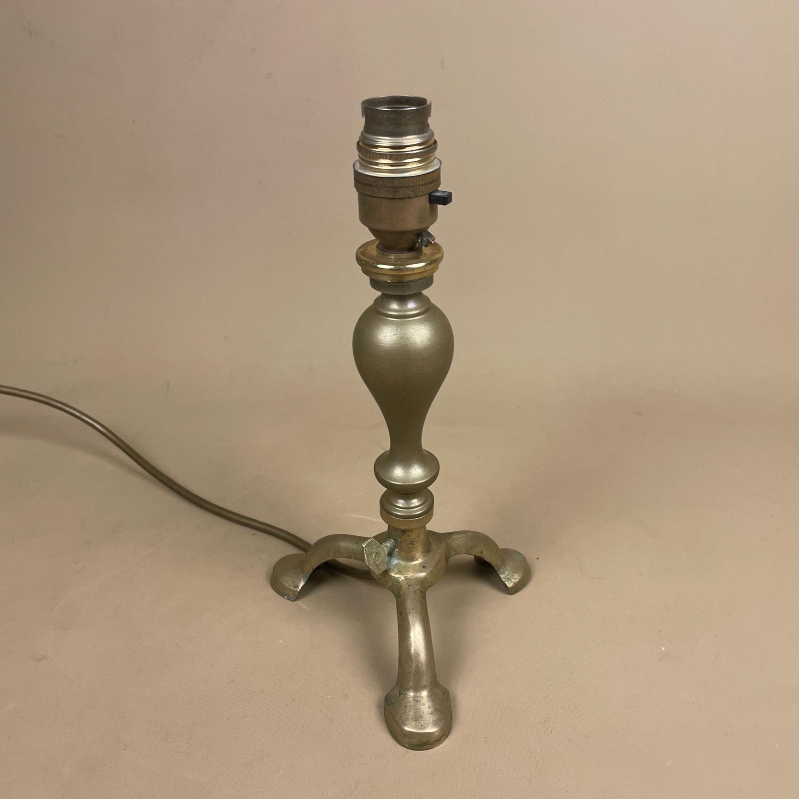 Brass Table Lamp Light Bedside Ornate Gold Metal Antique 3 Legs Cottage Classic Traditional Old Side